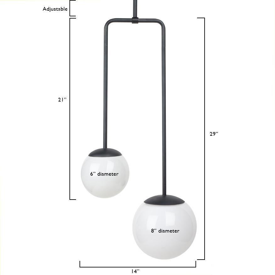 Une suspension asymétrique en métal pour illuminer votre salle à manger, votre salon, votre cuisine. Cette suspension d'éclairage moderne convient également parfaitement à un restaurant, un magasin ou un bureau à vocation commerciale.
Conçu par