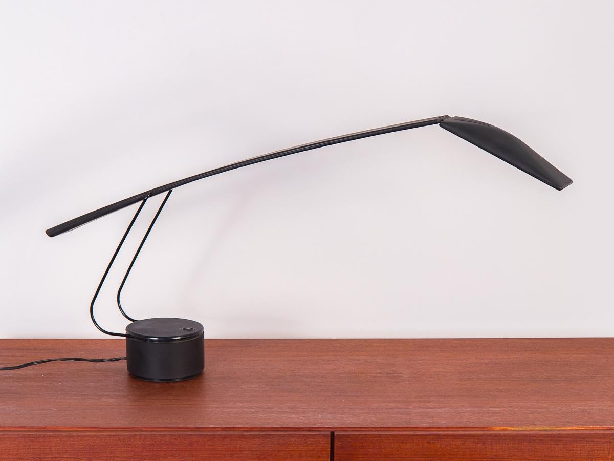 Lampe de bureau colombe noire de Mario Barbaglia et Marco Colombo. Notre exemple date des années 1980 pour les studios PAF. Une lampe de table fantastique, architecturalement anthropomorphique. Le cou réglable se déplace de haut en bas, soutenu par