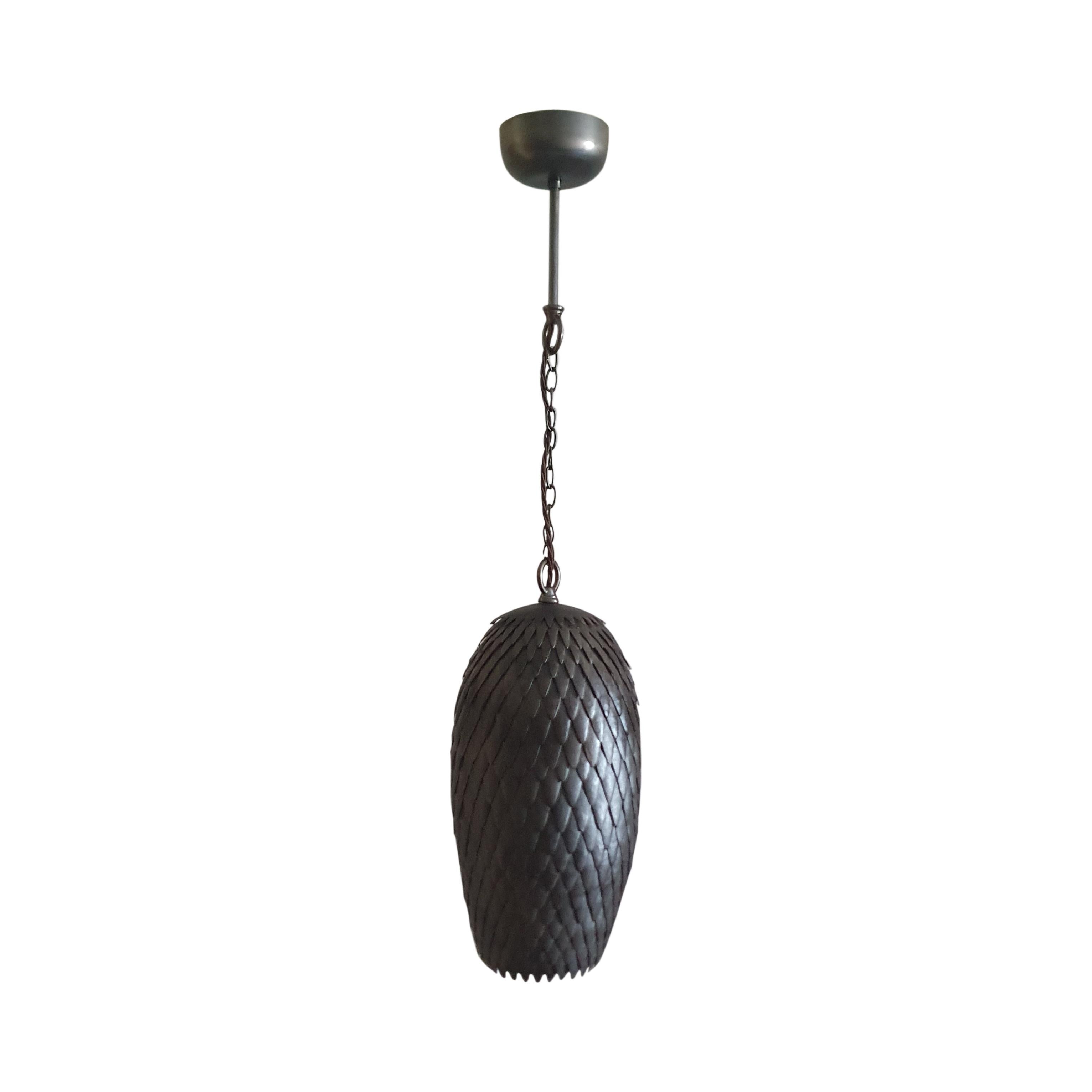  Black Dragon - Lampada a sospensione
Illuminazione scultorea in acciaio ispirata a Jizai Okimono
Una sorprendente fusione tra l'estetica giapponese e la lavorazione contemporanea del metallo, Black Dragon è una lampada a sospensione che evoca la