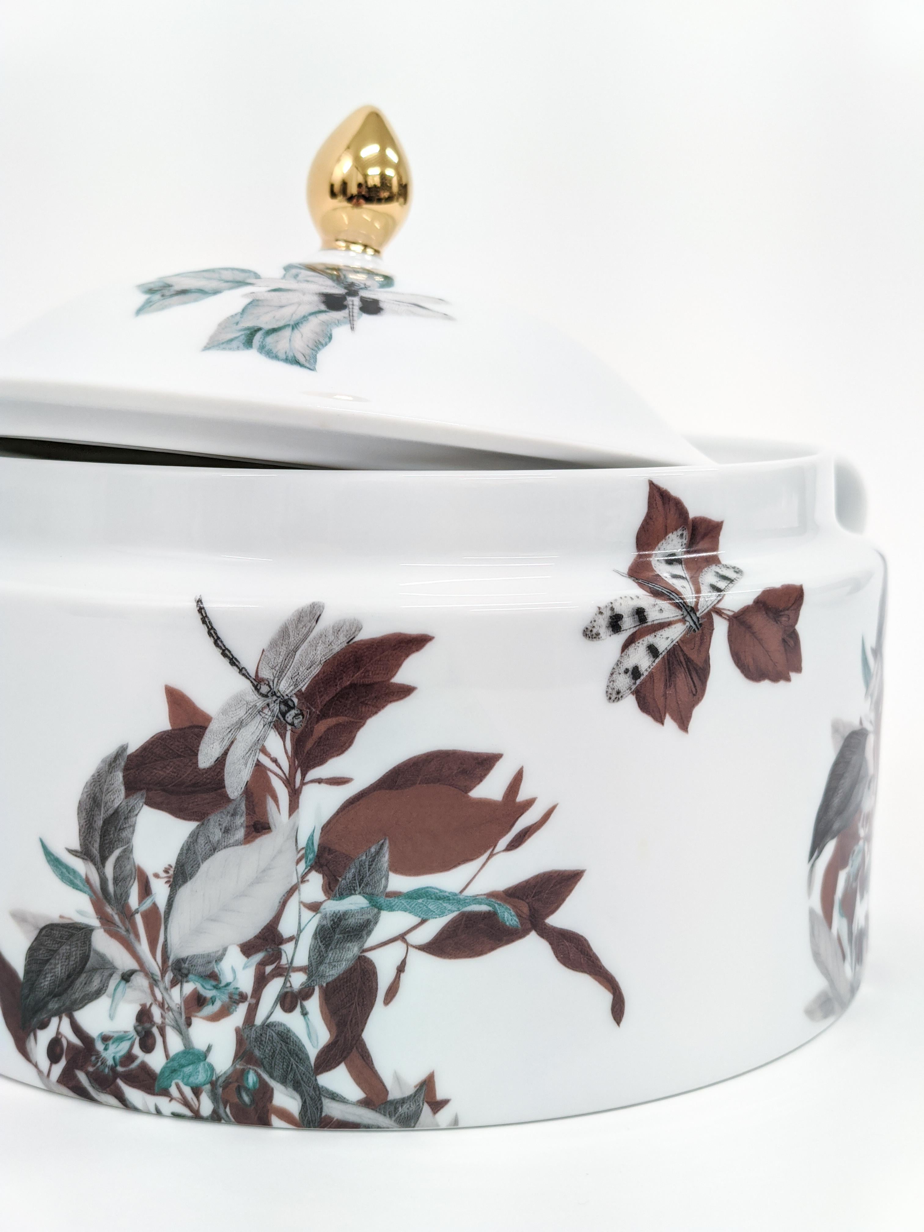 Italiano Black Dragon Pool, Contemporary Decorated Porcelain Tureen by Vito Nesta in vendita