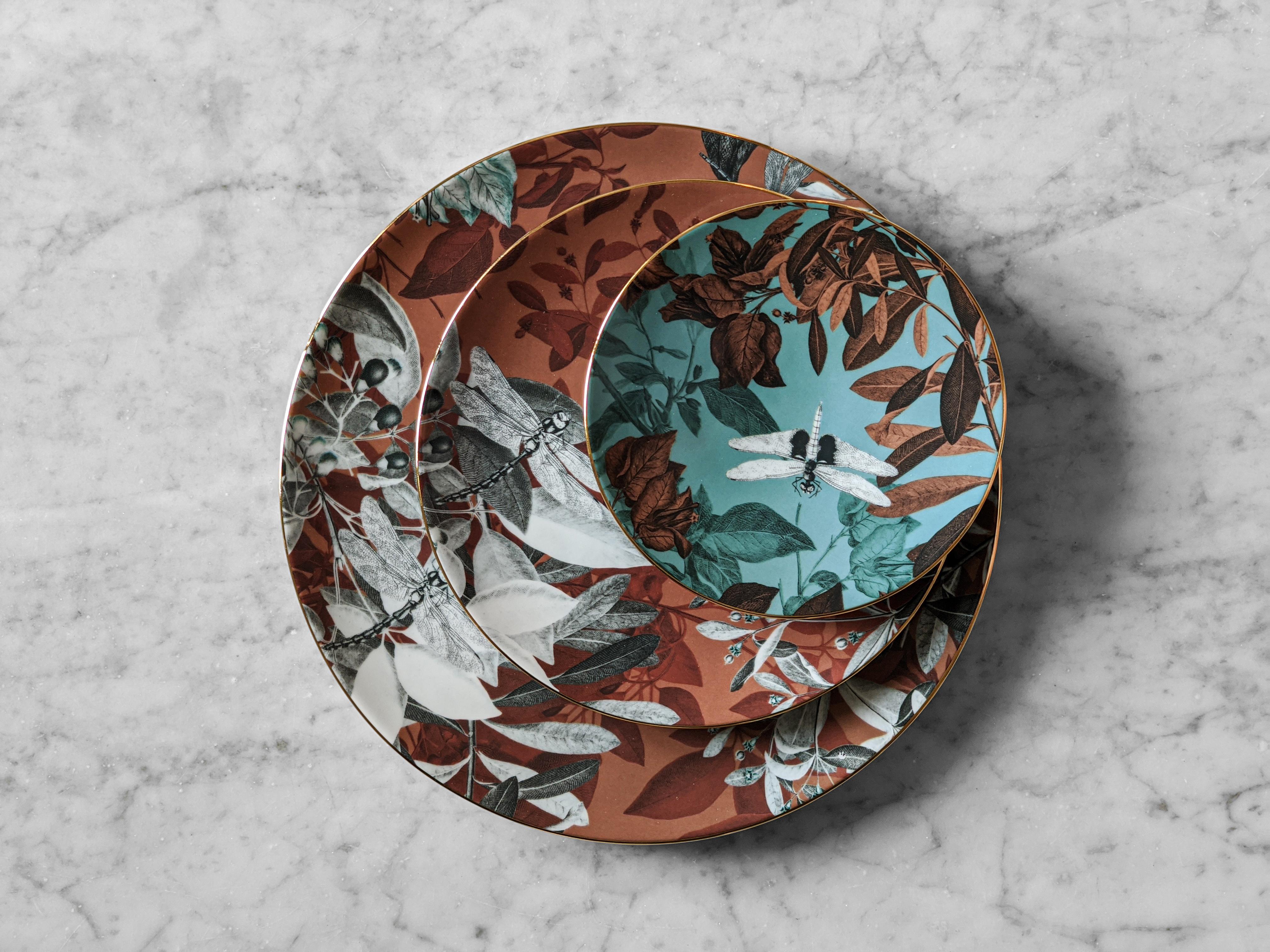 Six assiettes plates contemporaines en porcelaine Noir Dragon avec motif décoratif en vente 4