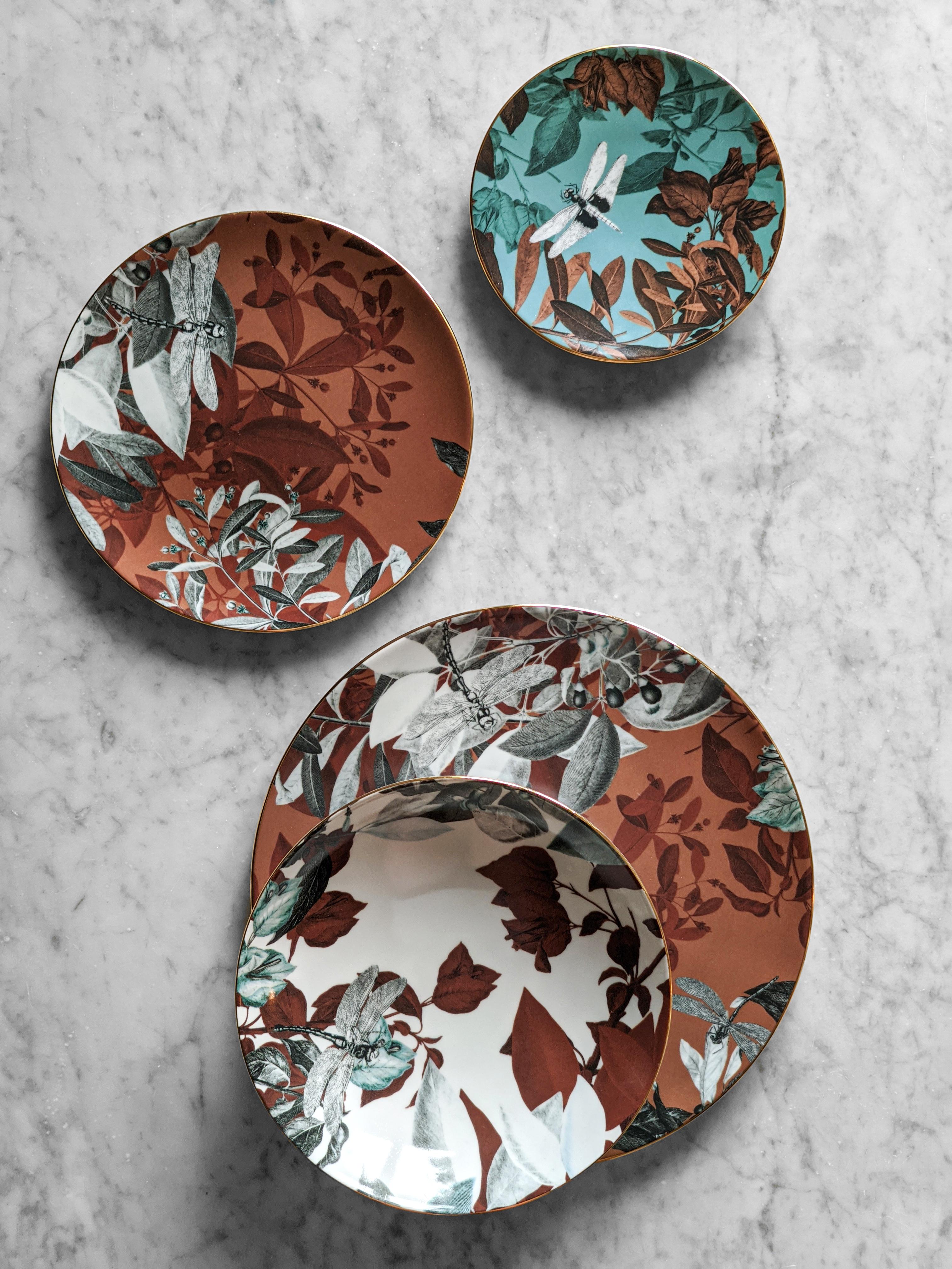 Six assiettes plates contemporaines en porcelaine Noir Dragon avec motif décoratif en vente 2
