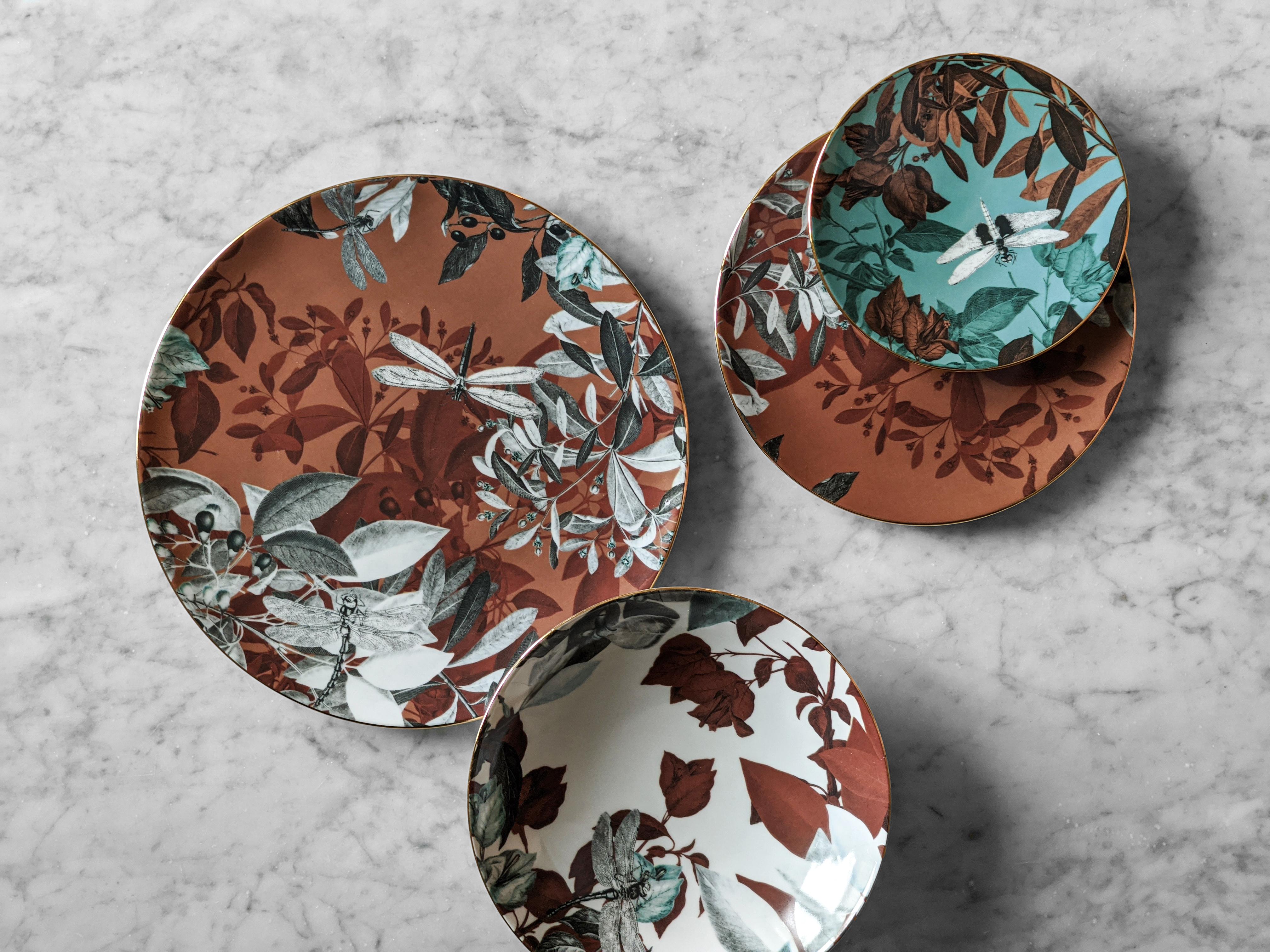 Six assiettes plates contemporaines en porcelaine Noir Dragon avec motif décoratif en vente 3