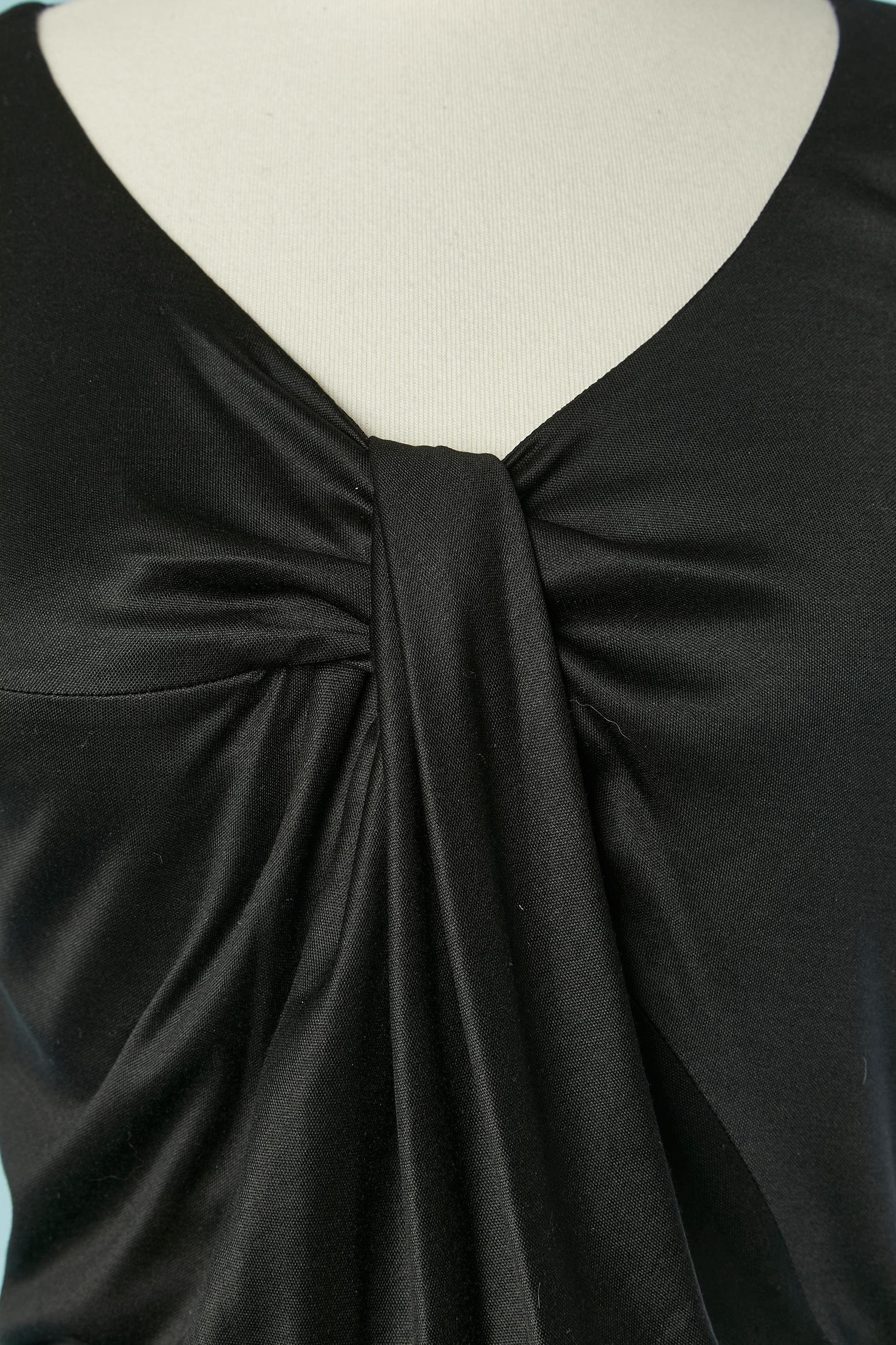 Black draped silk jersey cocktail dress. Draped and twisted on the middle front and gather on the waist and hips. Lining in the same material.
Invisible zip closure on the left side.
SIZE 40 (It) M 
