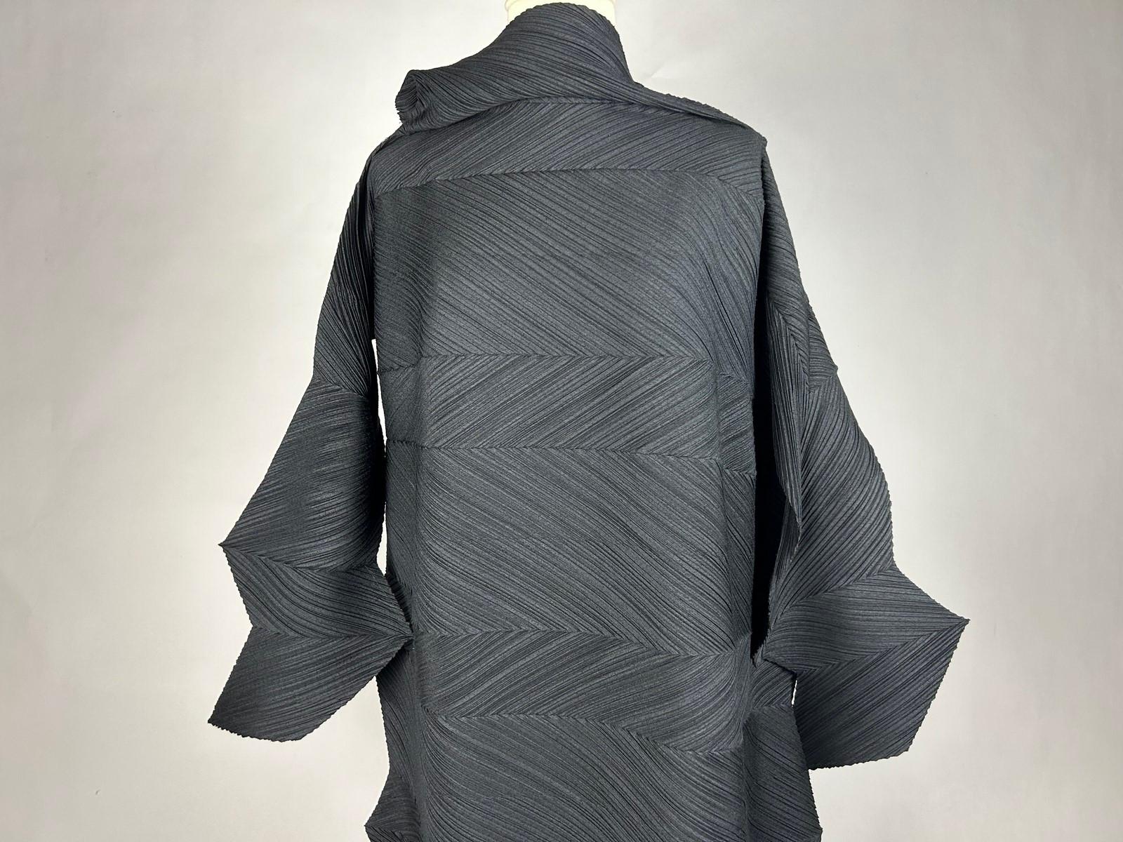 Black Dress by Issey Miyaké Staircase Pleats or Ziggourat - AW Fall 1994-95 5