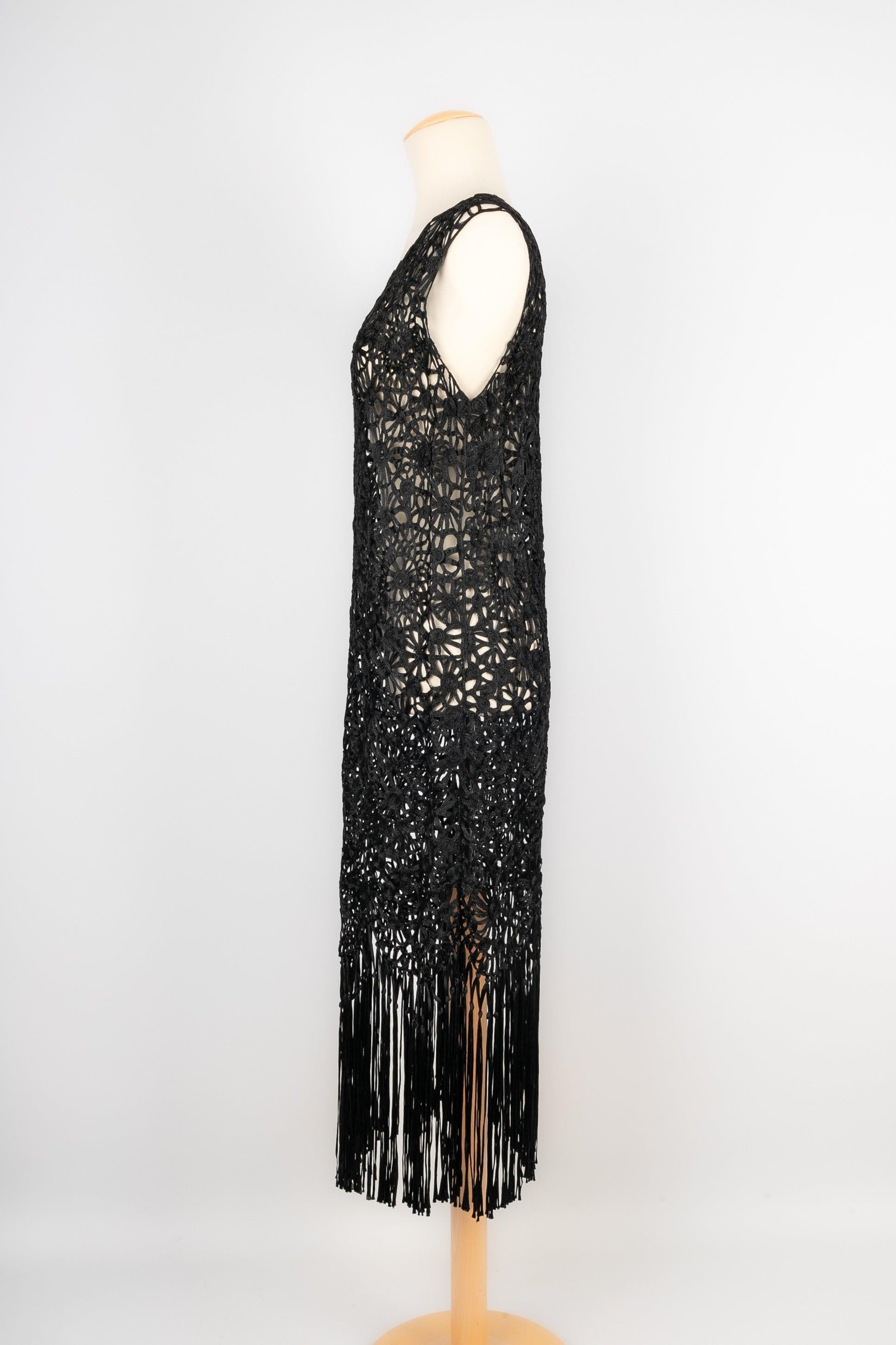 Black dress made from a ribbon work, from the 1930s-1940s. Missing size and composition labels, it fits a 38FR.

Additional information:
Condition: Very good condition
Dimensions: Chest: 44 cm - Length without the fringes: 98 cm
Period: 20th