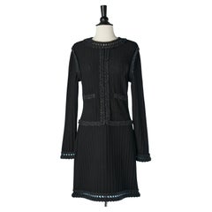 Schwarzes Kleid aus zwei verschiedenen Strickvarianten von Chanel 