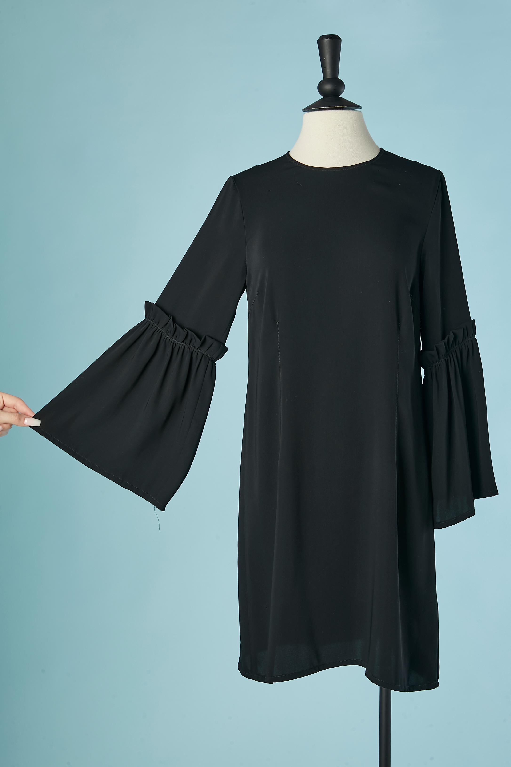 Robe noire à manches volantées ; Composition du tissu : polyester. 
FERMETURE À GLISSIÈRE INVISIBLE AU MILIEU DU DOS ; 
TAILLE 44 (It) 40 (Fr) M/L 