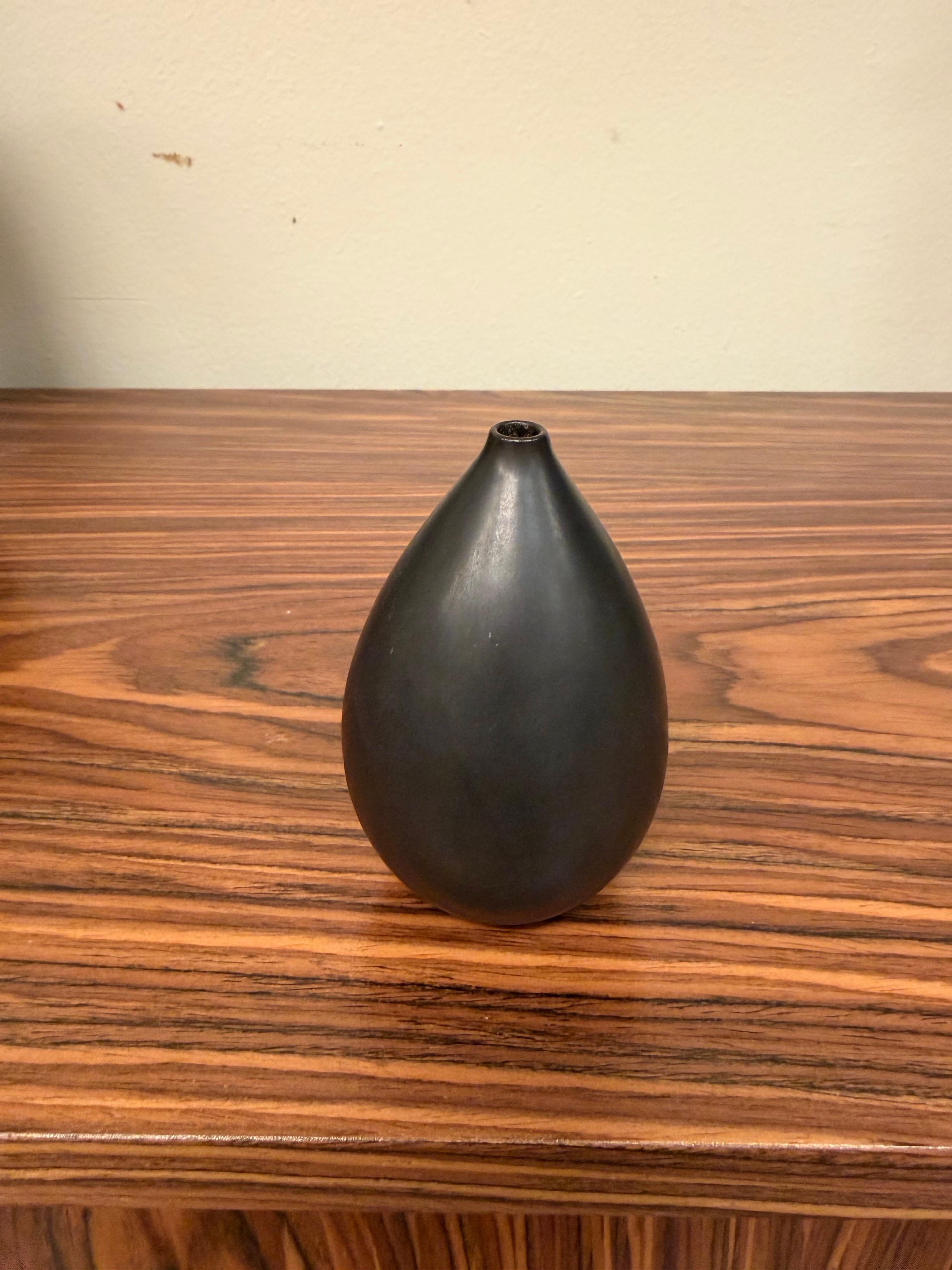 Vaso in ceramica nera a forma di goccia Carl-Harry Stålhane Rörstrand, metà del secolo scorso in vendita 2