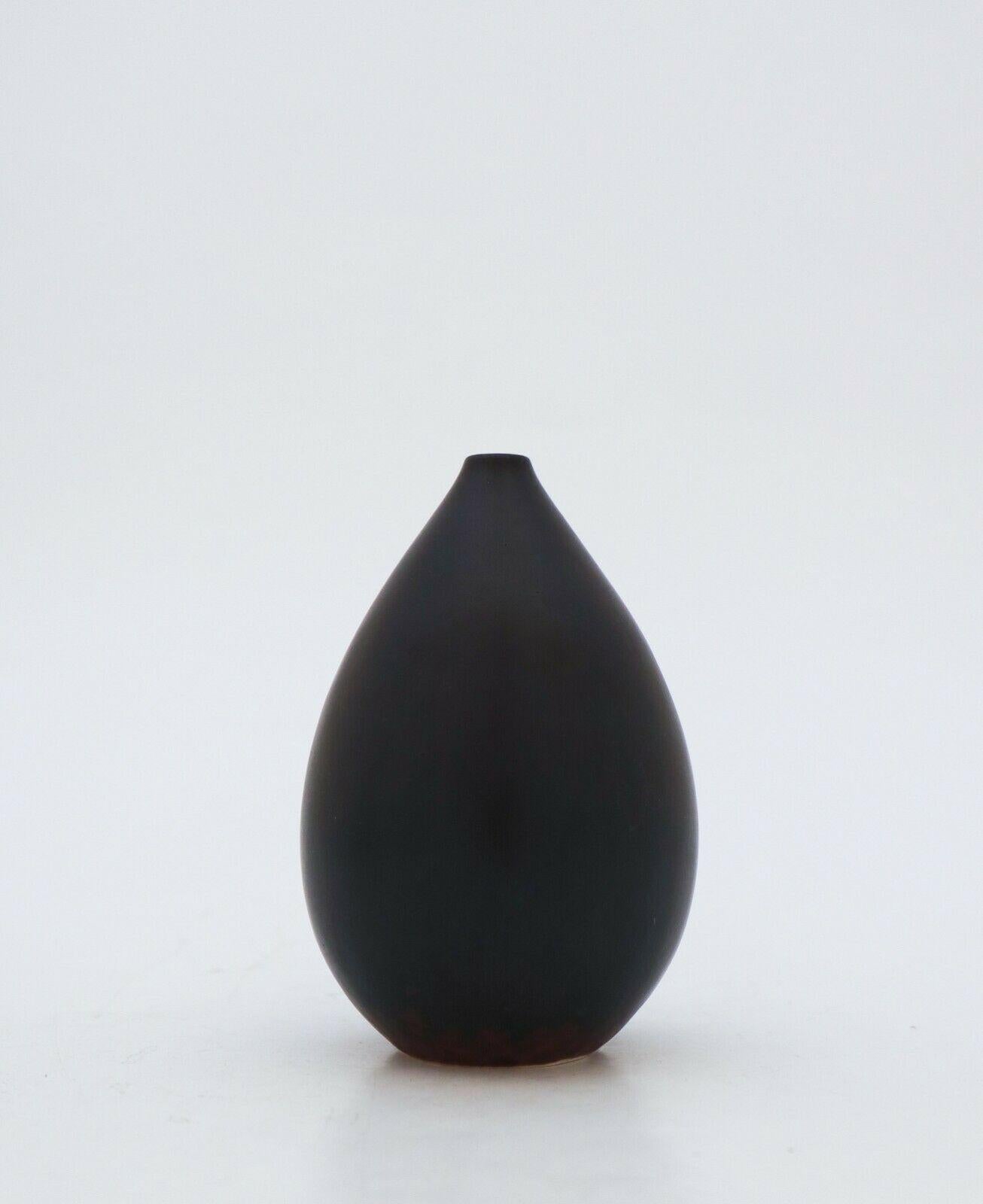 Un vase noir vintage conçu par Carl-Harry Stålhane chez Rörstrand au 20ème siècle, il mesure 10 cm de haut et est en parfait état. Il est marqué comme étant de 1ère qualité. 

Carl-Harry Stålhane est l'un des grands noms de la céramique scandinave