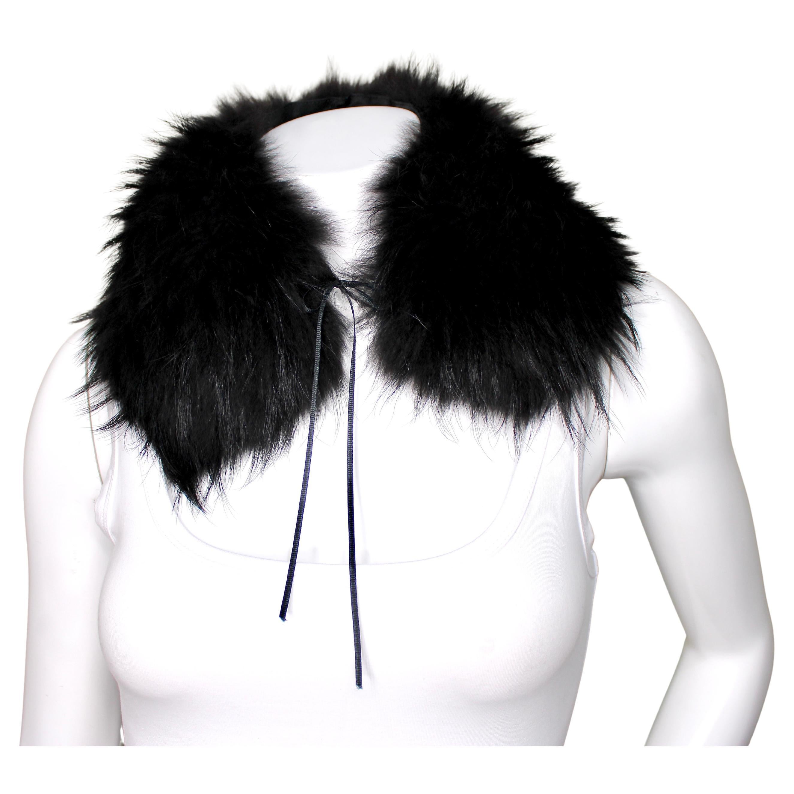 Cuello De Piel De Mapache Teñido De Negro Con Lazo De Cinta en venta