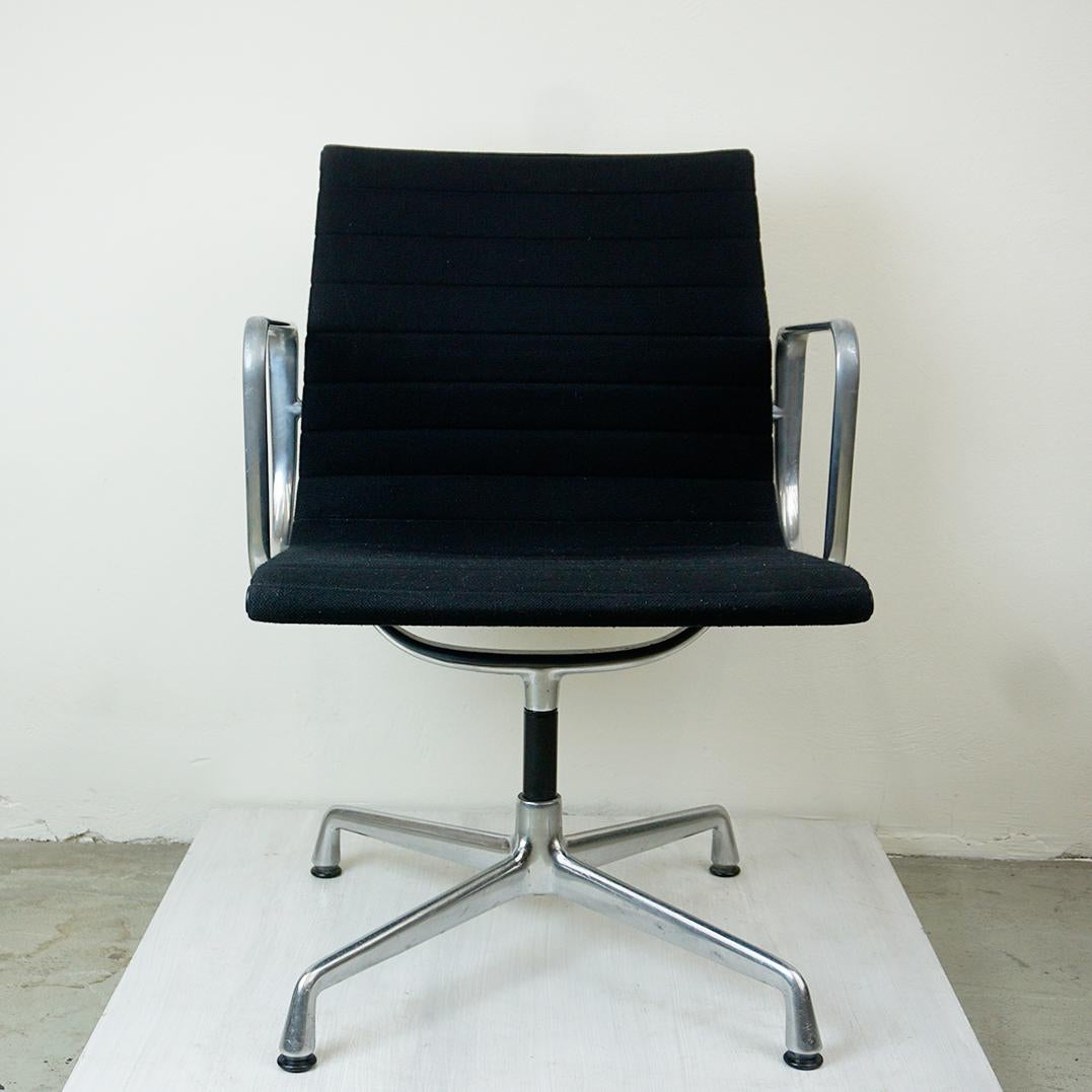 This iconic EA108 Office chair has been designed by Ray and Charles Eames in the 1960s for Herman Miller. This one was produced by Vitra for Herman Miller ca early 2000s.
It can be used aswell as comfortable dining and/or conference chair and is in