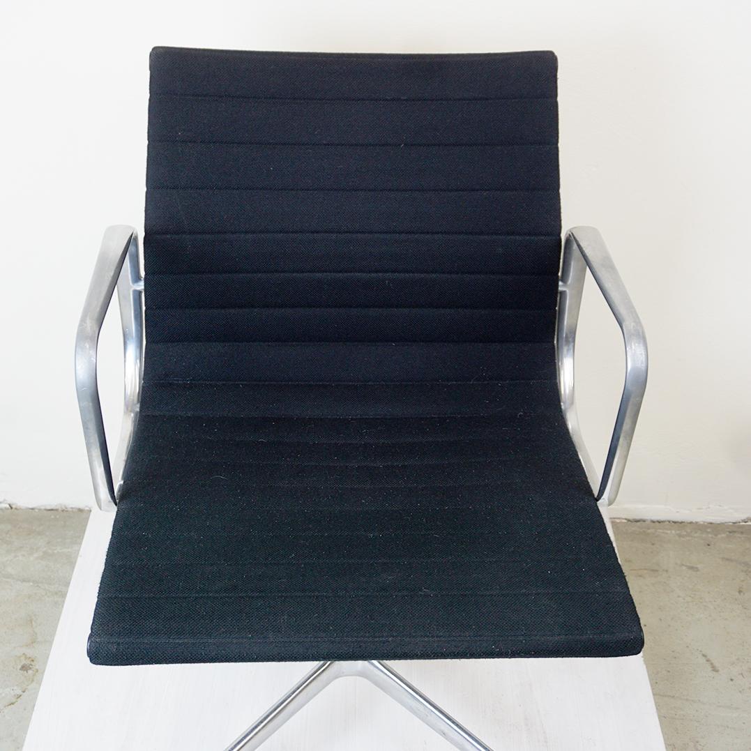 Black EA108 Alugroup Office Armchair by Ray and Charles Eames (Moderne der Mitte des Jahrhunderts) im Angebot