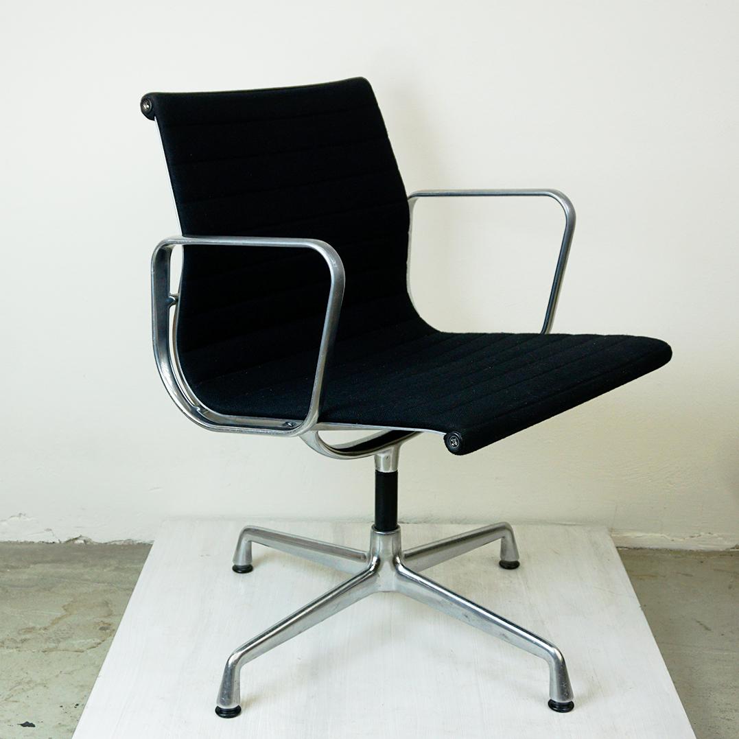 Black EA108 Alugroup Office Armchair by Ray and Charles Eames (Deutsch) im Angebot