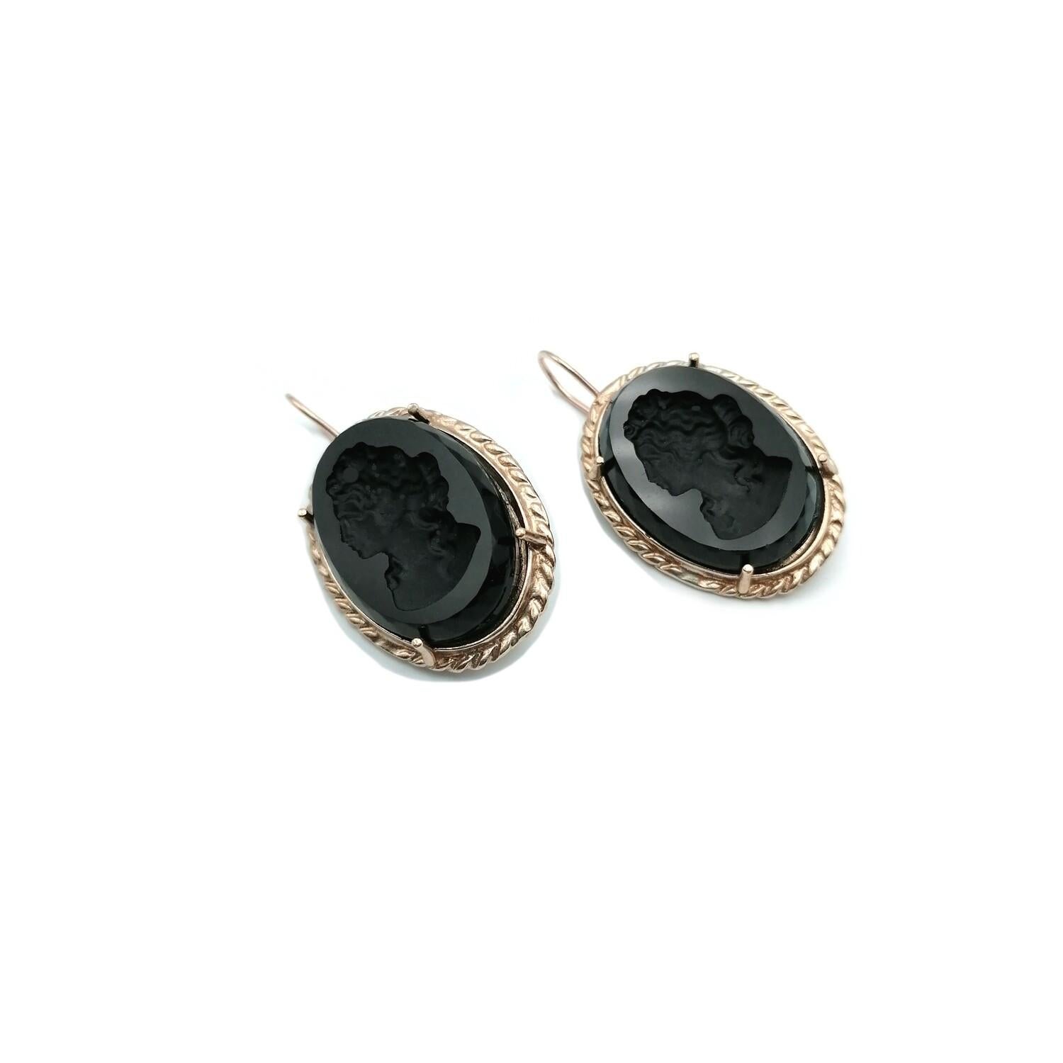 Bronze earrings, with Murano glasses carved and cut by hand representing ancient Roman woman's head. For the ear is used a bronze wire properly modeled. To fix the stones to our jewels, according to the Italian goldsmith's tradition, we use the