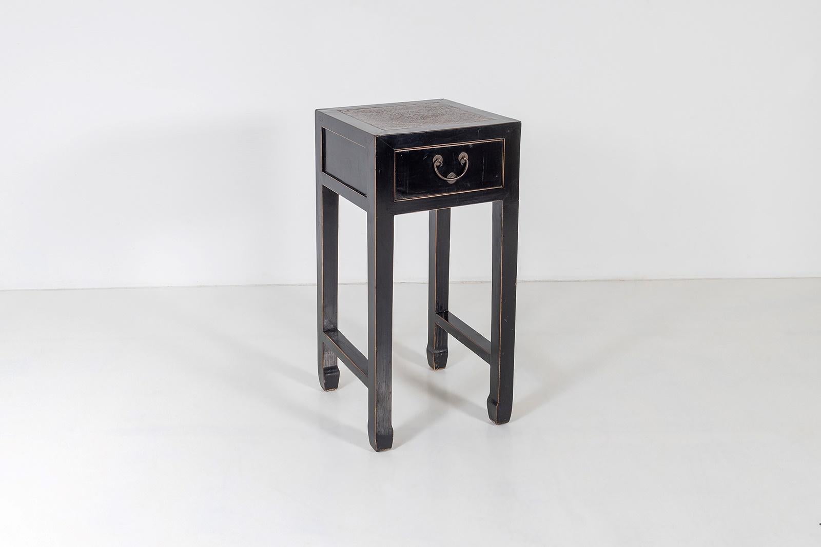 A good quality characterful Chinese side table with singe drawer. A nice decorative piece, with a lovely aged patina and some losses to the paint.
Single drawer with a lovely classic bronzed loop handle. A versatile piece, could be used in almost