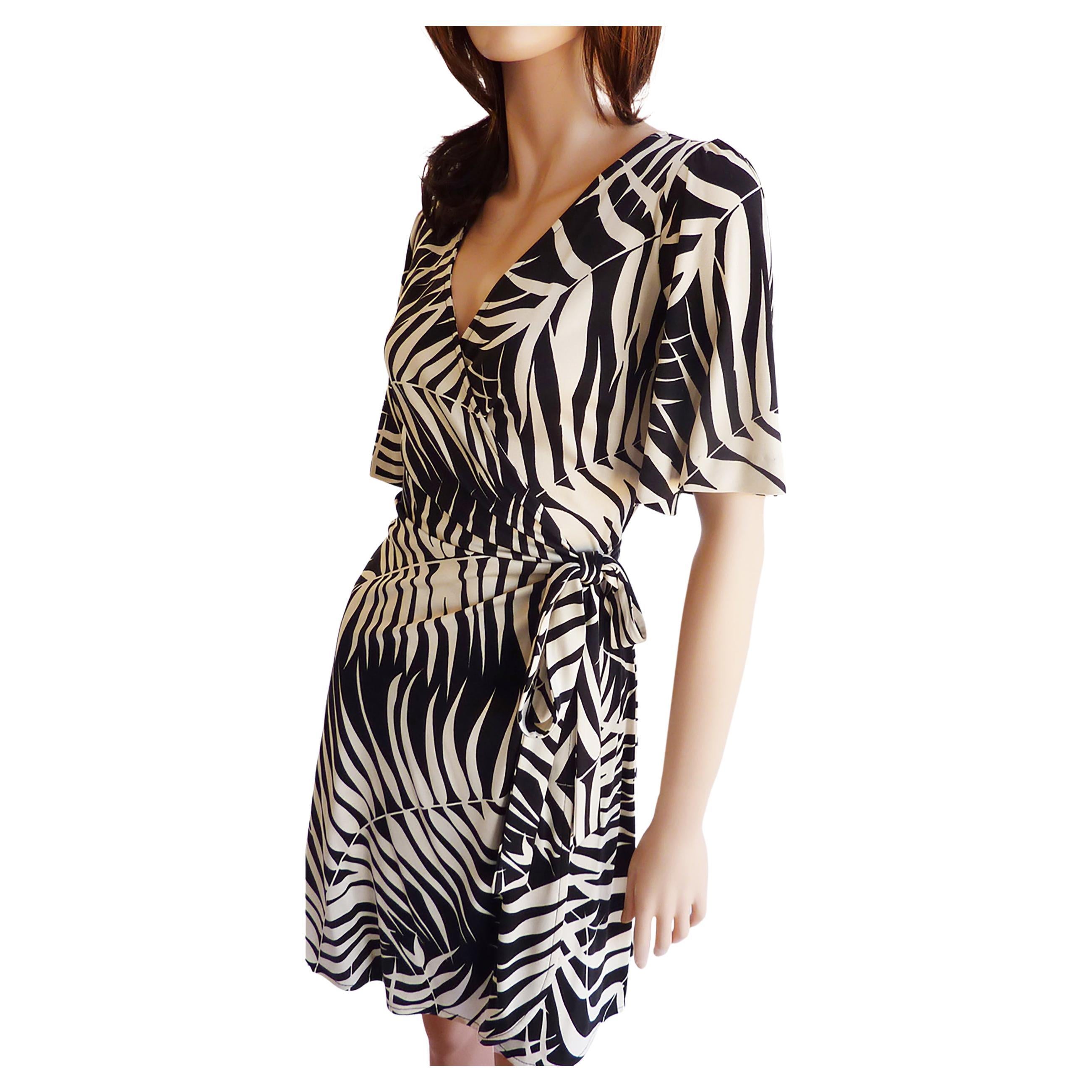 Versatile little true wrap dress with flattering flare sleeves.
Beautiful volume with every movement.  
In Flora's hand-signed, original ecru/black fern print.
Approximately 37