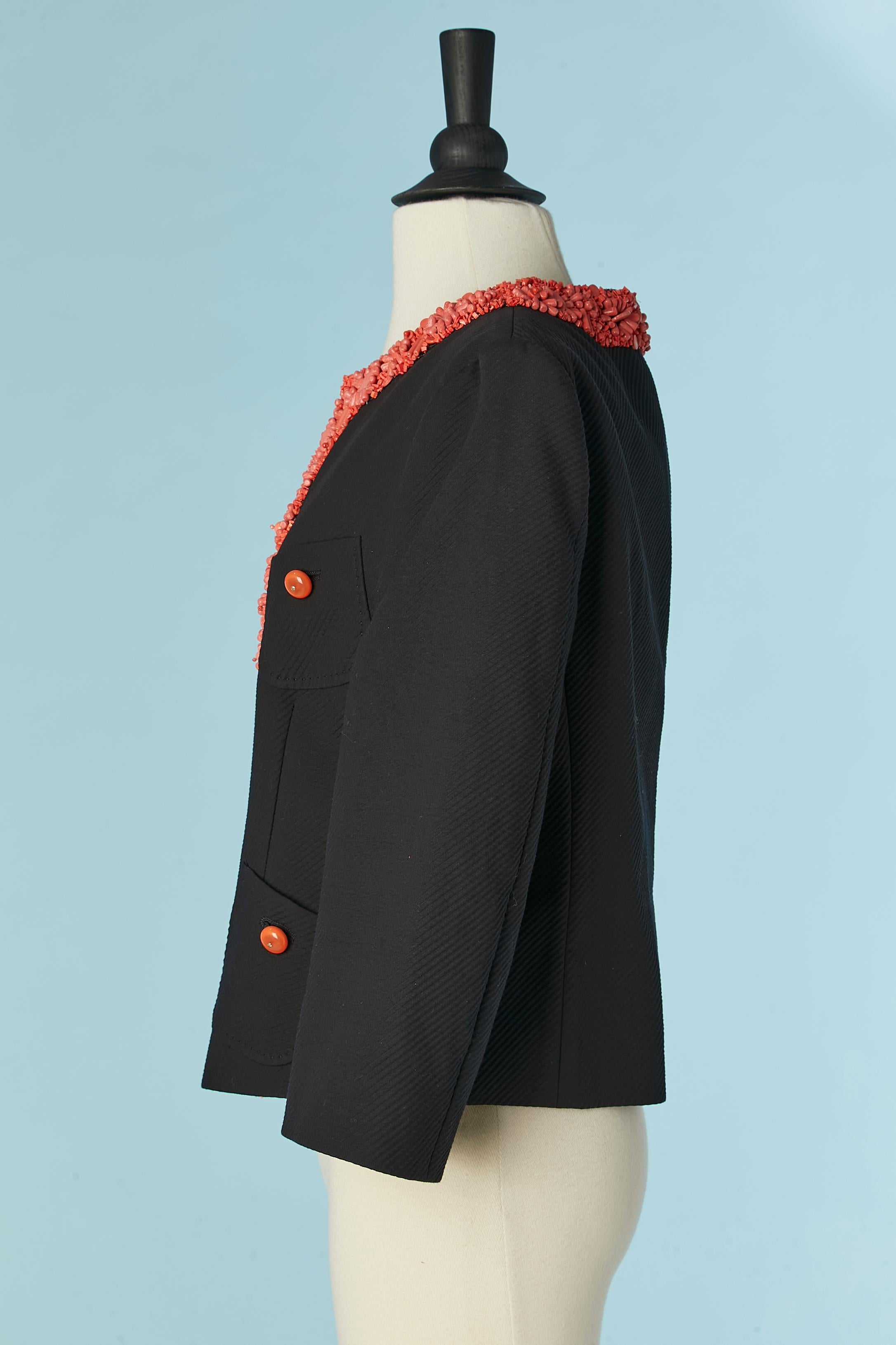 Schwarze Baumwolljacke mit schwarzer Kante und Kante und Korallenfarbenperlenkante Moschino Cheap&Chic im Angebot 2