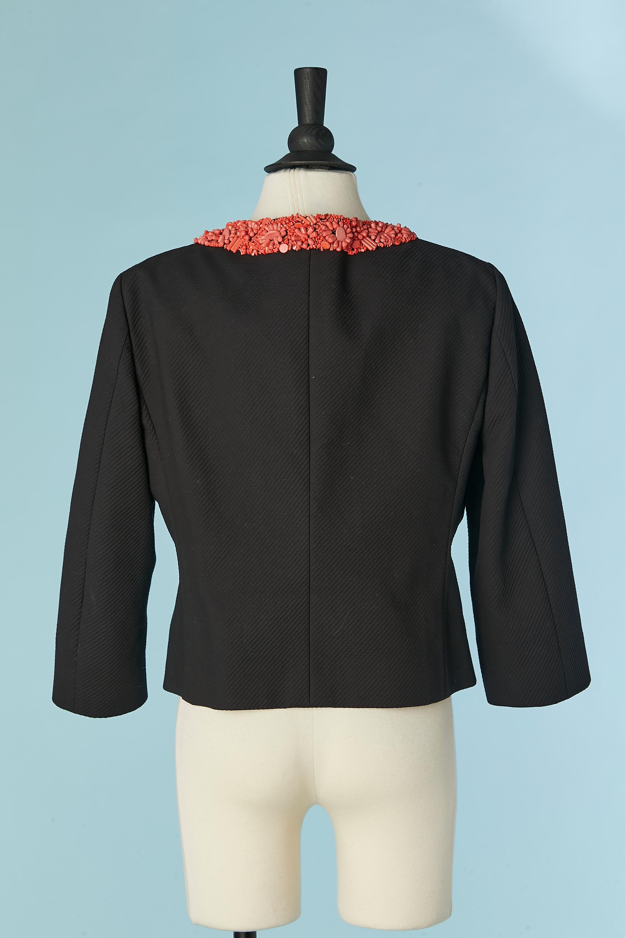 Schwarze Baumwolljacke mit schwarzer Kante und Kante und Korallenfarbenperlenkante Moschino Cheap&Chic im Angebot 3