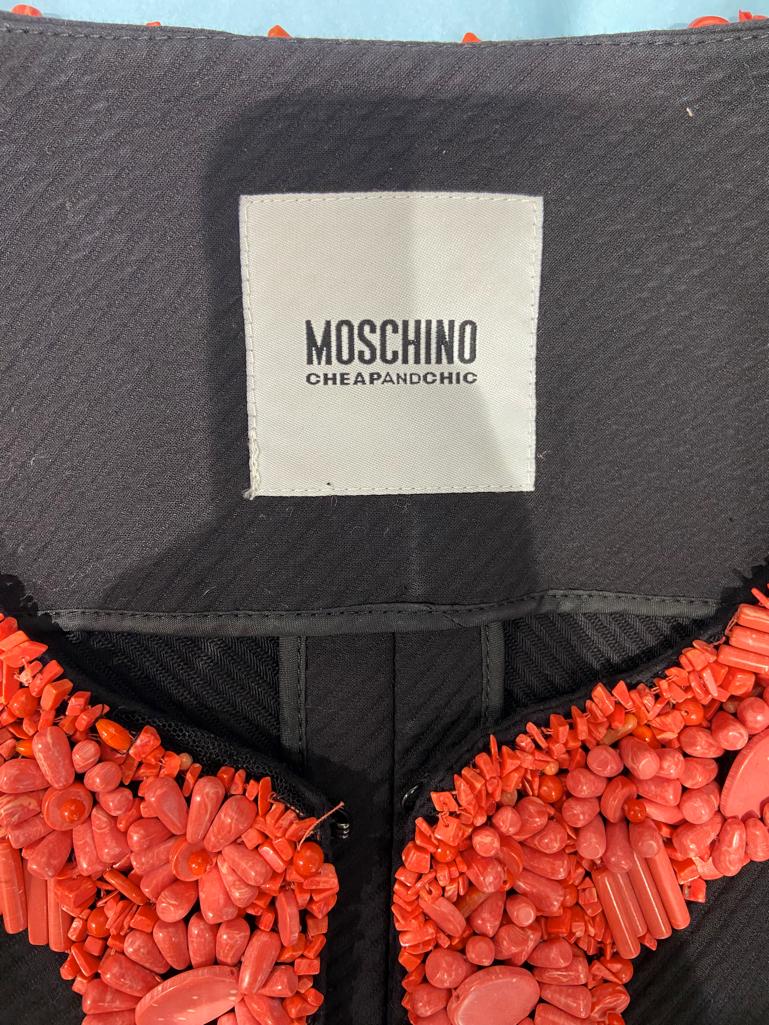 Schwarze Baumwolljacke mit schwarzer Kante und Kante und Korallenfarbenperlenkante Moschino Cheap&Chic im Angebot 4