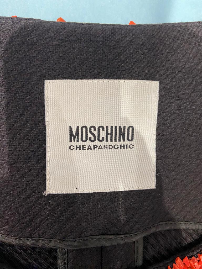 Schwarze Baumwolljacke mit schwarzer Kante und Kante und Korallenfarbenperlenkante Moschino Cheap&Chic im Angebot 5