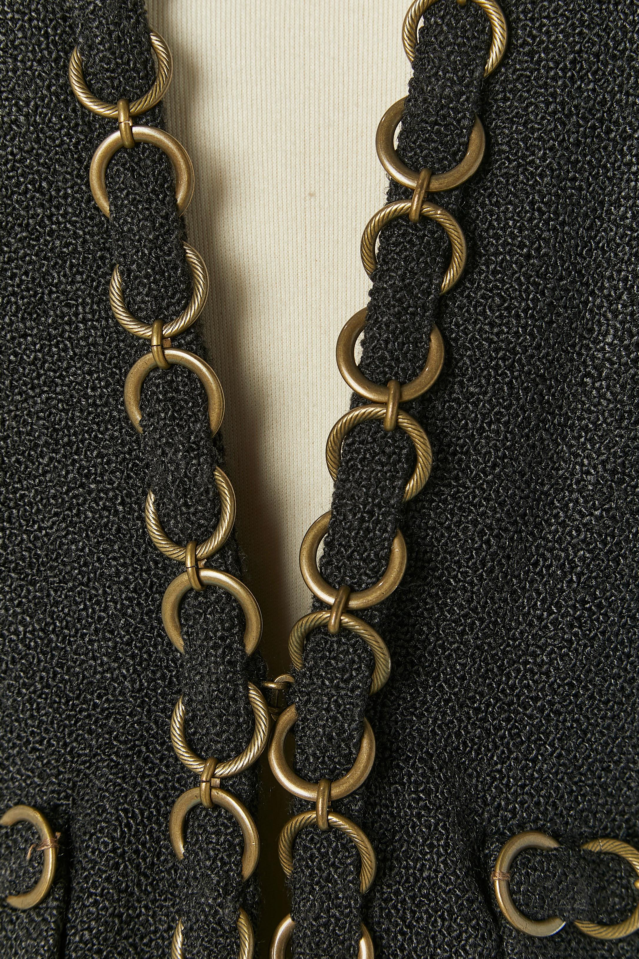 Black edge to edge jacket jacket with large chain edge. The fabric composition tag has been cut but the main fabric is probably a mix of wool and silk. And the branded lining is probably silk. Shoulder pad. Hook&eye closure on the middle front. Snap