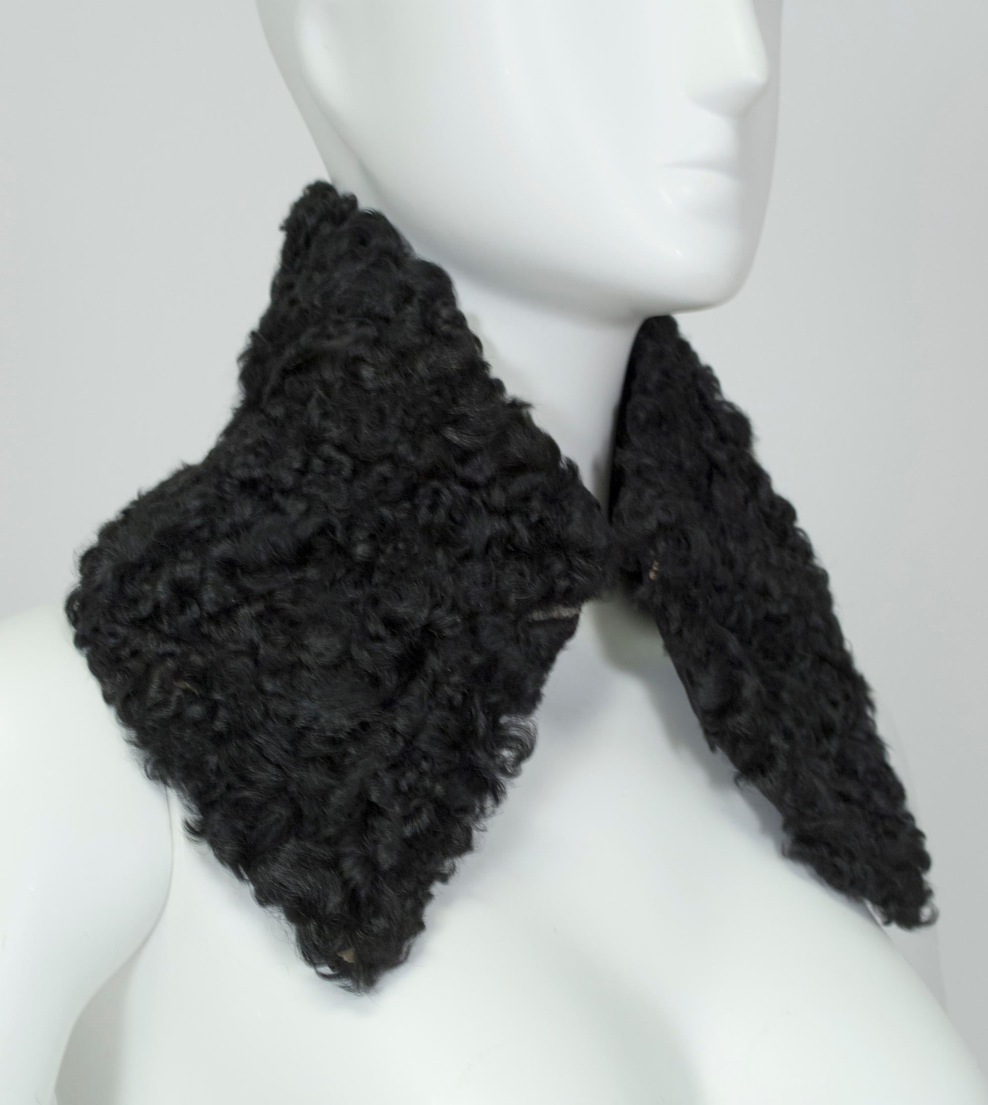 Los cuellos de piel, una forma práctica de ampliar el vestuario exterior, se añadían a los abrigos y chaquetas como accesorios de moda o para abrigar más. Más exagerado que la mayoría, este modelo también presenta un pelaje más largo (y rizado) para