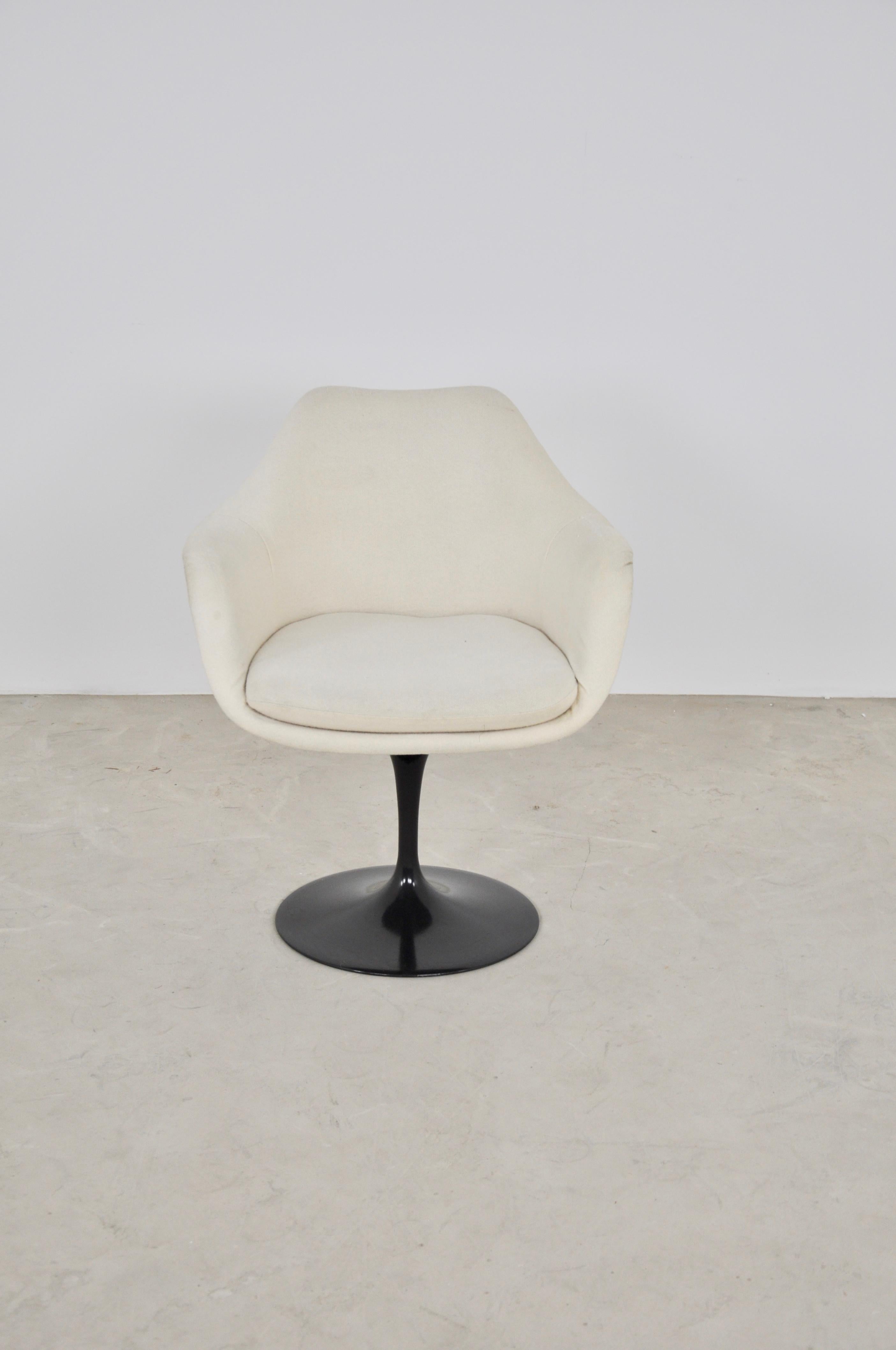 Armchair in white color fabric. Black structure. Wear and tear due to time and age of the armchair (see photo).