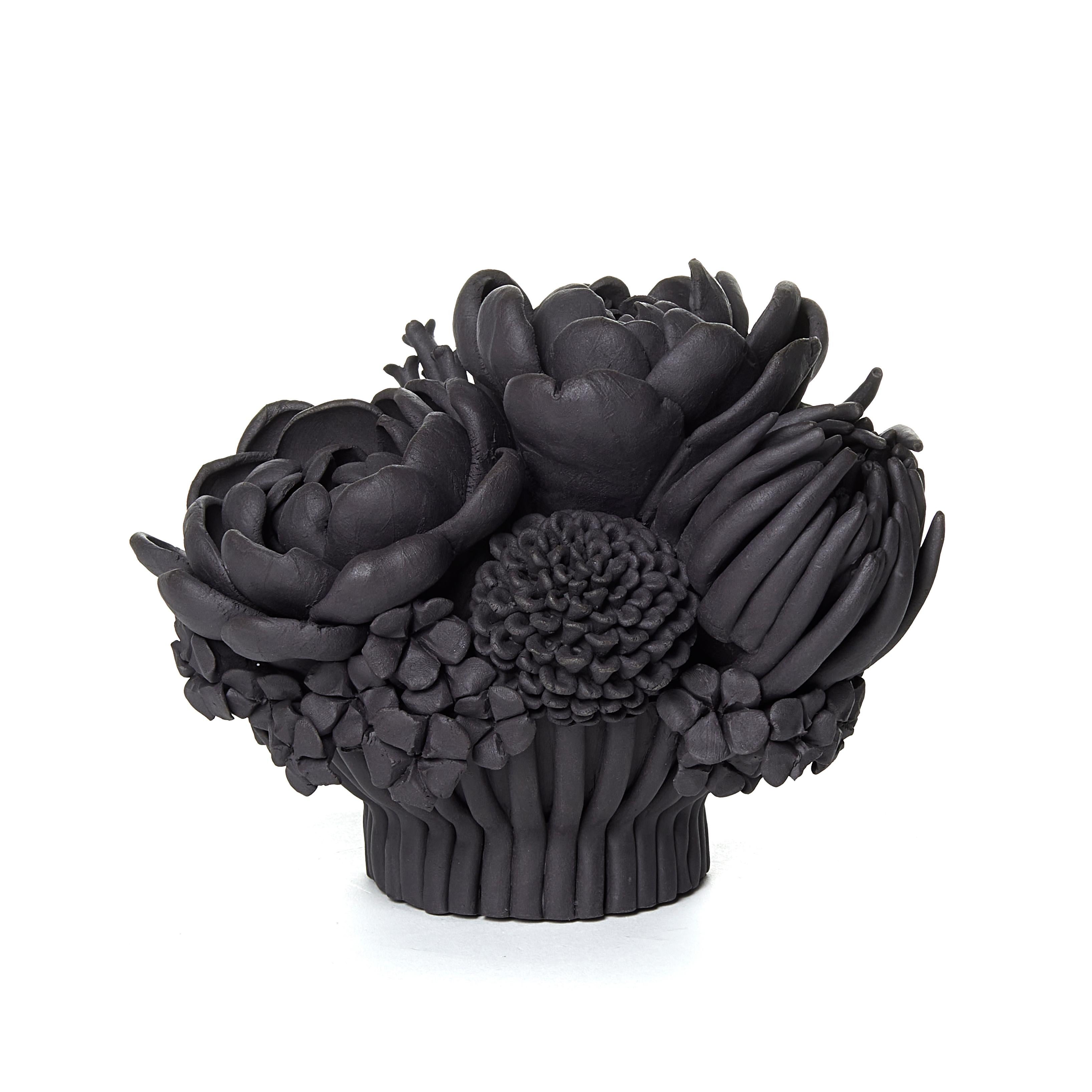 Black Efflorescence I est une sculpture unique en grès sculptée à la main, entièrement recouverte d'une variété de fleurs et d'éclosions, chacune d'entre elles étant réalisée individuellement à la main par l'artiste britannique Vanessa