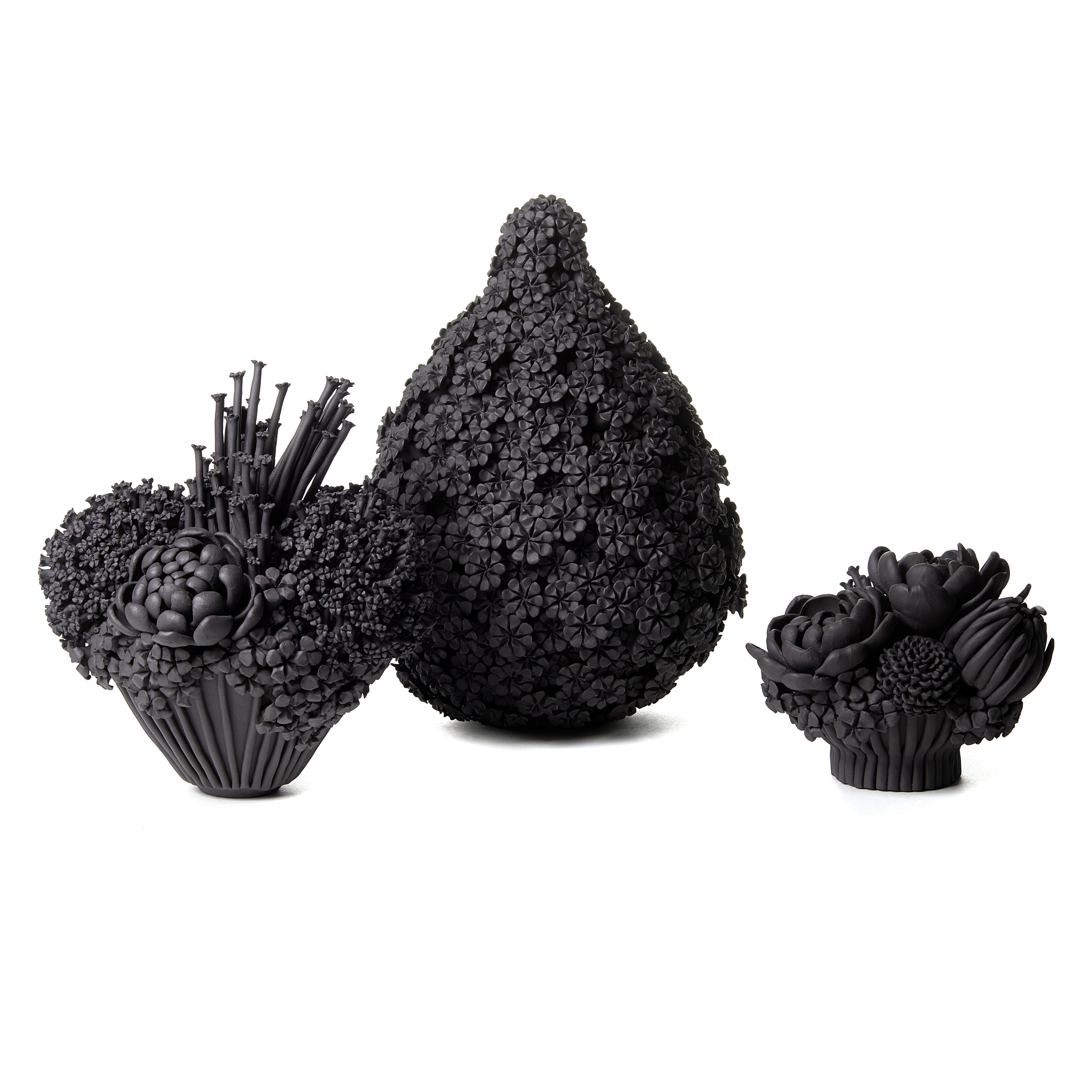 Schwarze Efflorescence I, geblümte schwarze Steingut-Keramik-Skulptur von Vanessa Hogge im Angebot 1