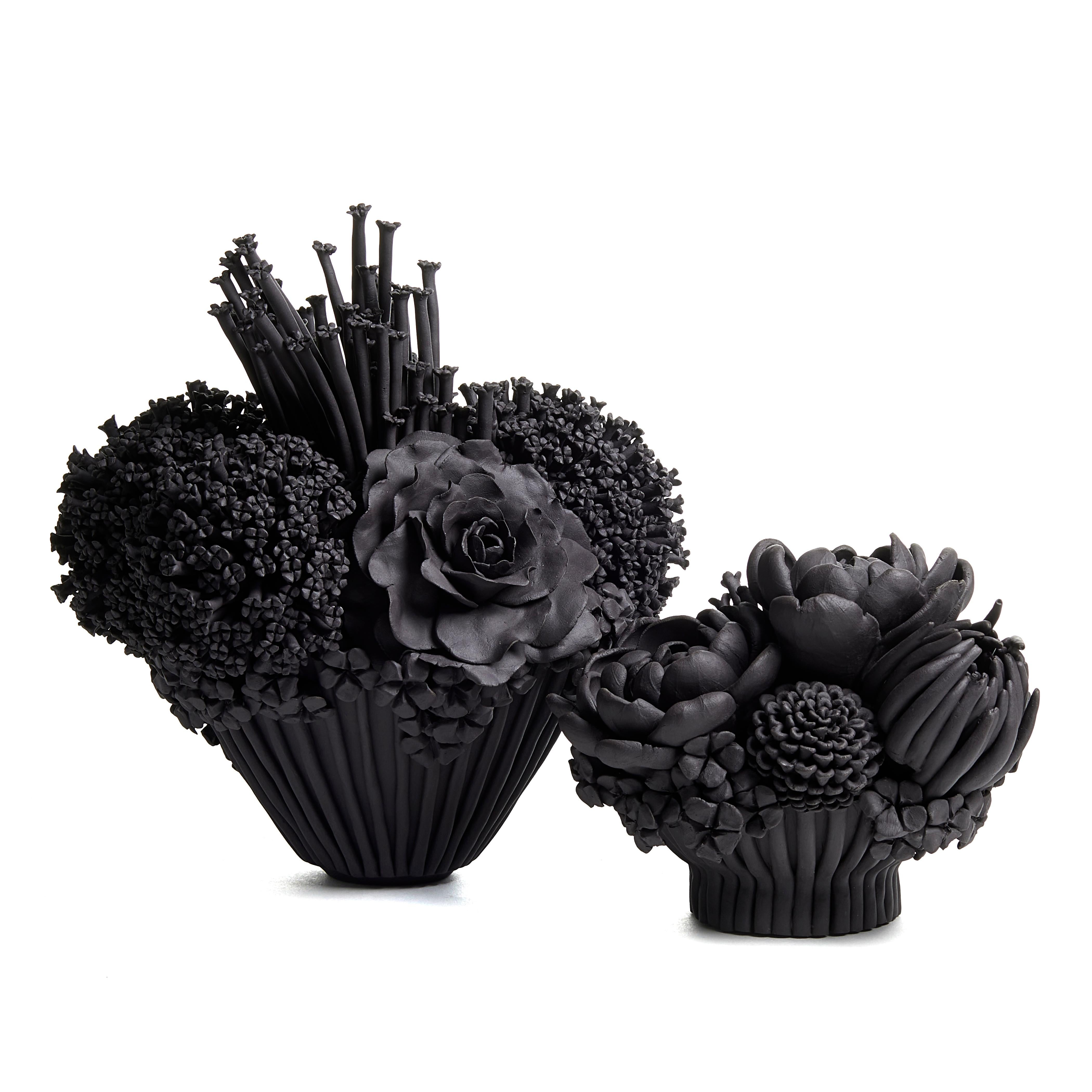 Schwarze Efflorescence I, geblümte schwarze Steingut-Keramik-Skulptur von Vanessa Hogge im Angebot 3