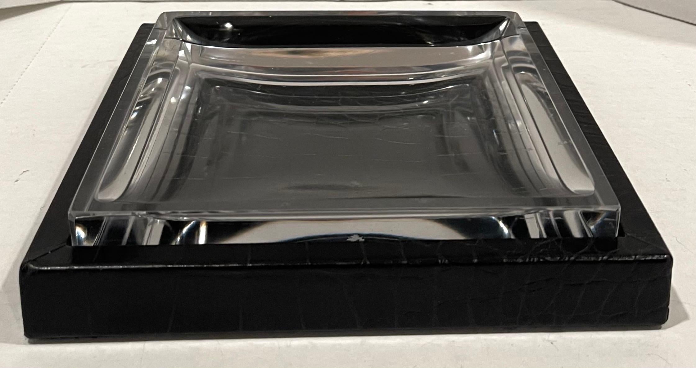 Cenicero cuadrado de cristal e imitación de cocodrilo en cuero negro repujado Moderno en venta