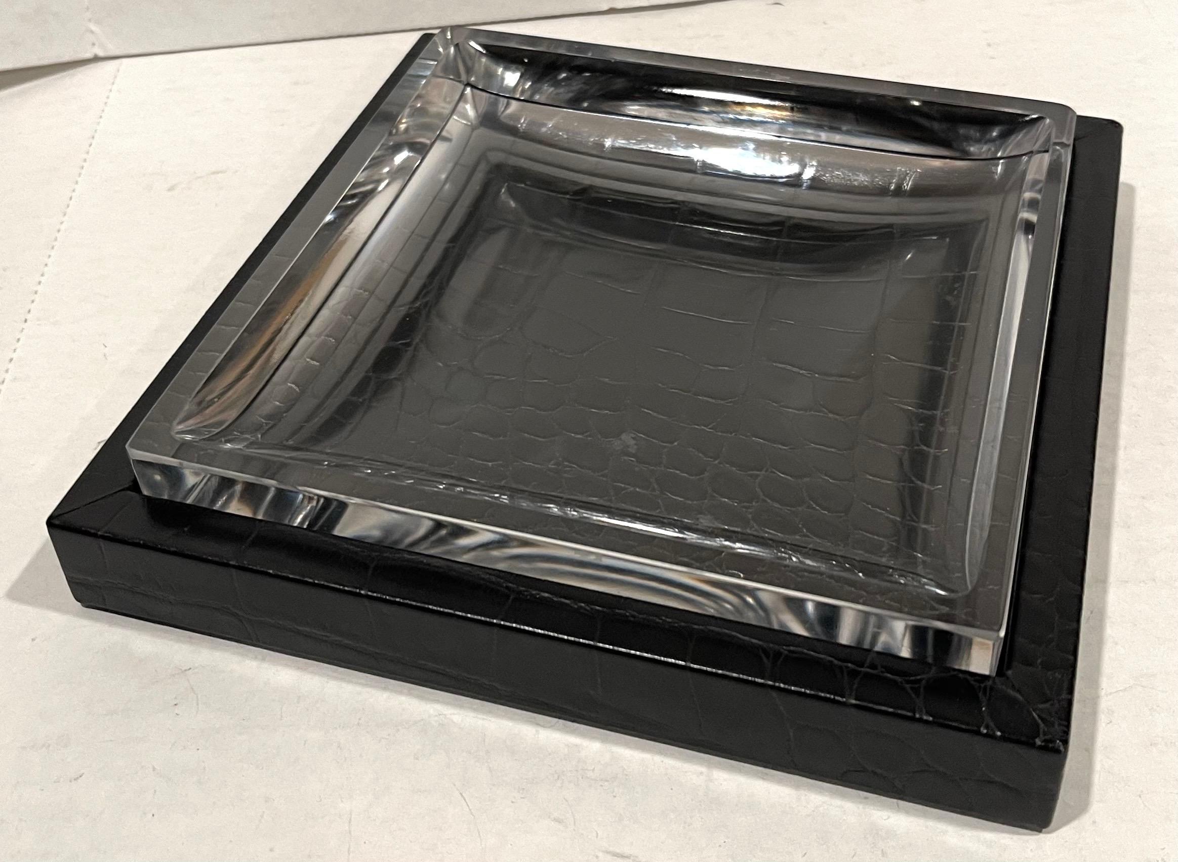 Cenicero cuadrado de cristal e imitación de cocodrilo en cuero negro repujado en venta 1