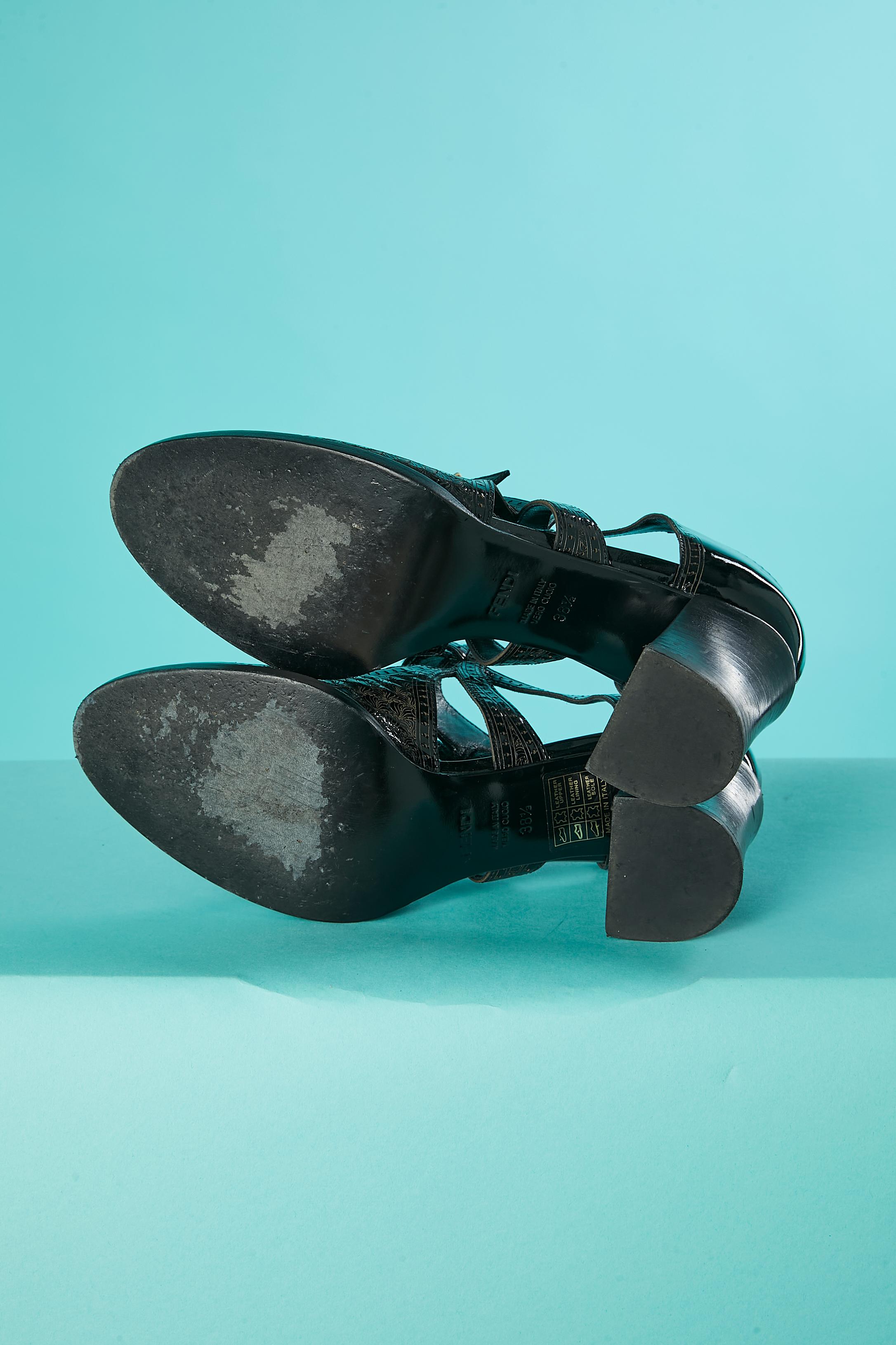 Chaussures en cuir gaufré noir avec découpes Fendi  Pour femmes en vente