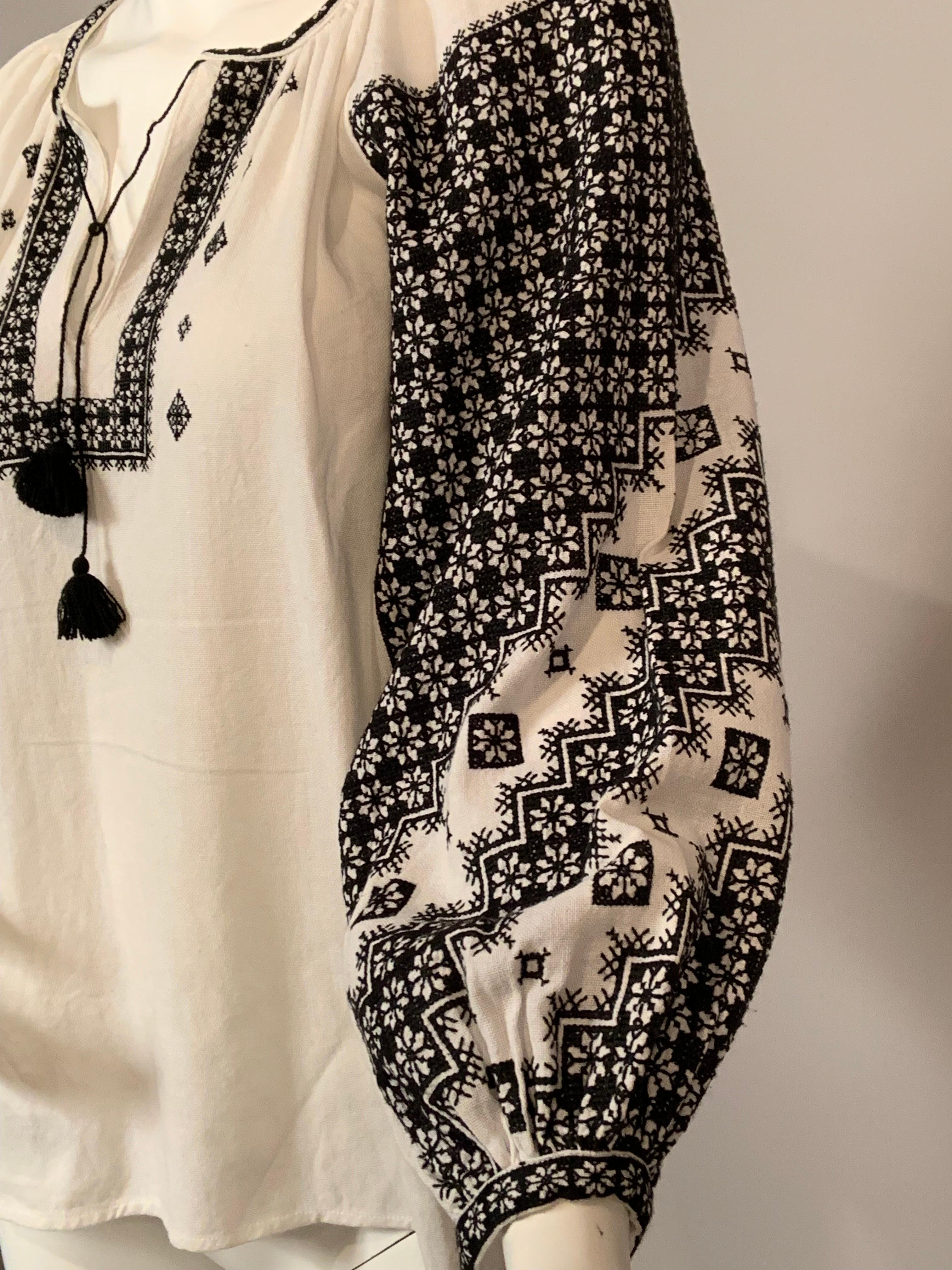 Beige Camicetta folcloristica in cotone bianco ricamato nero in vendita