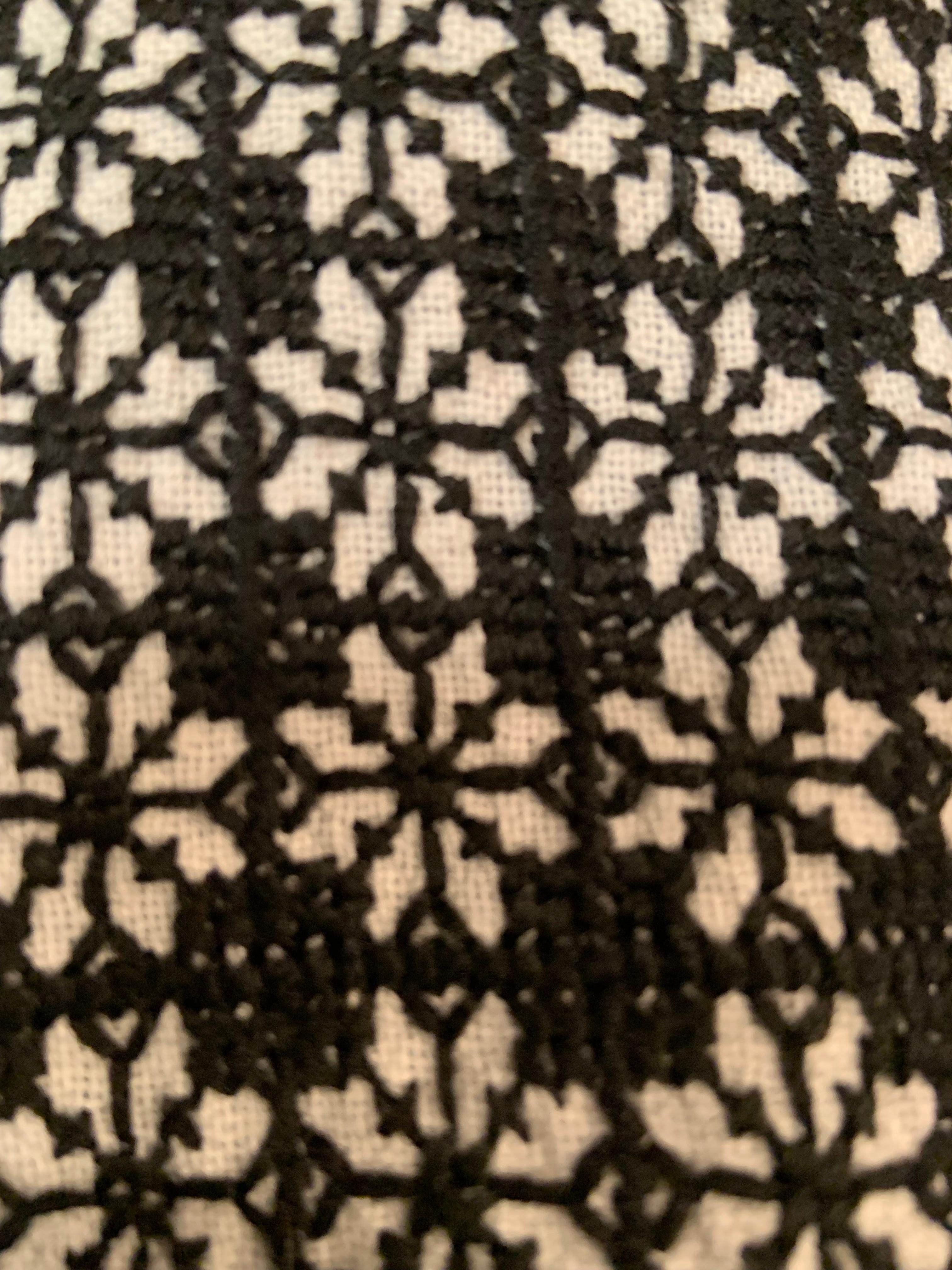 Camicetta folcloristica in cotone bianco ricamato nero in vendita 1