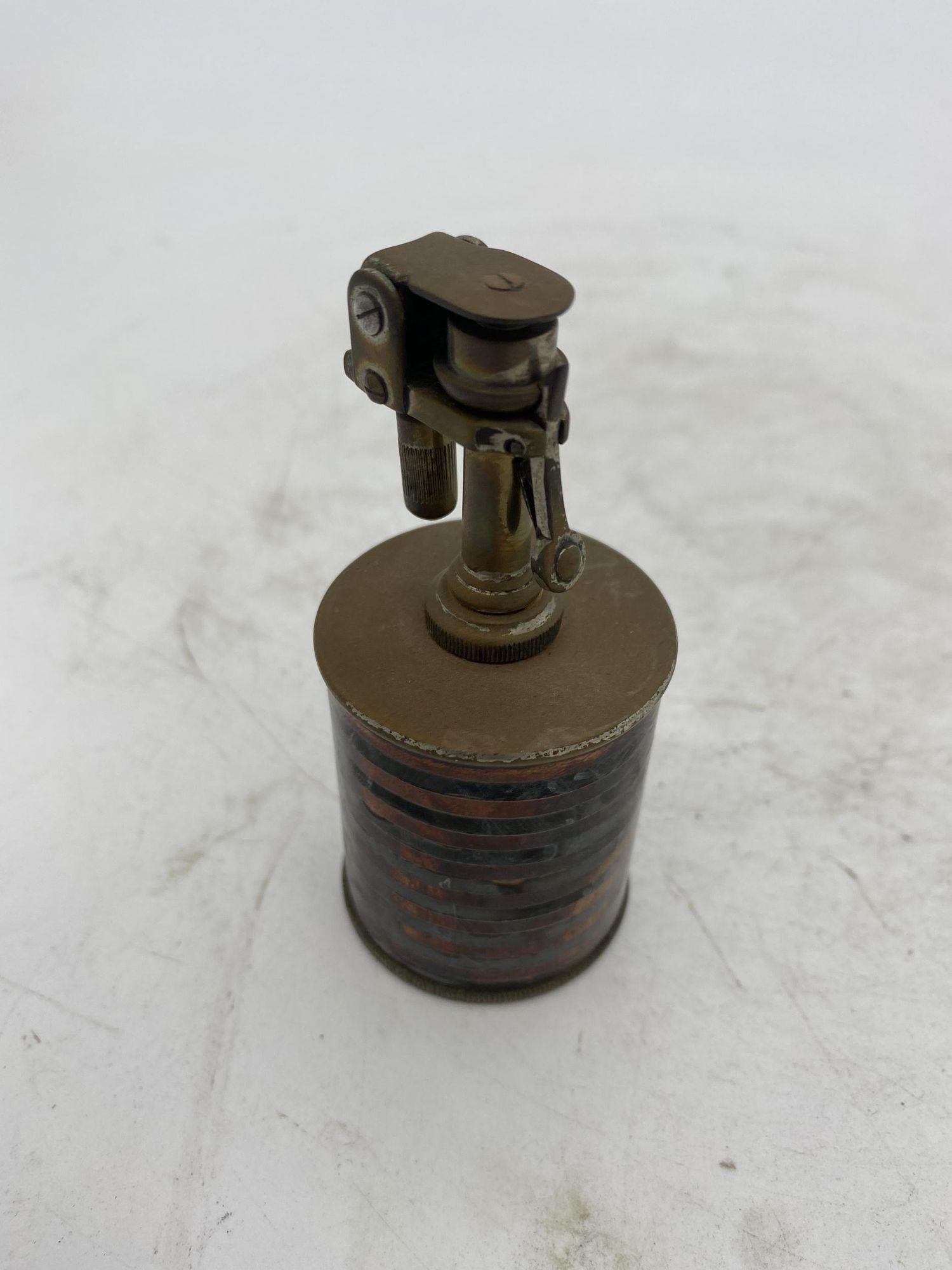Schwarz emailliertes Zylinder-Tischfeuerzeug, um 1930 im Zustand „Gut“ im Angebot in Van Nuys, CA
