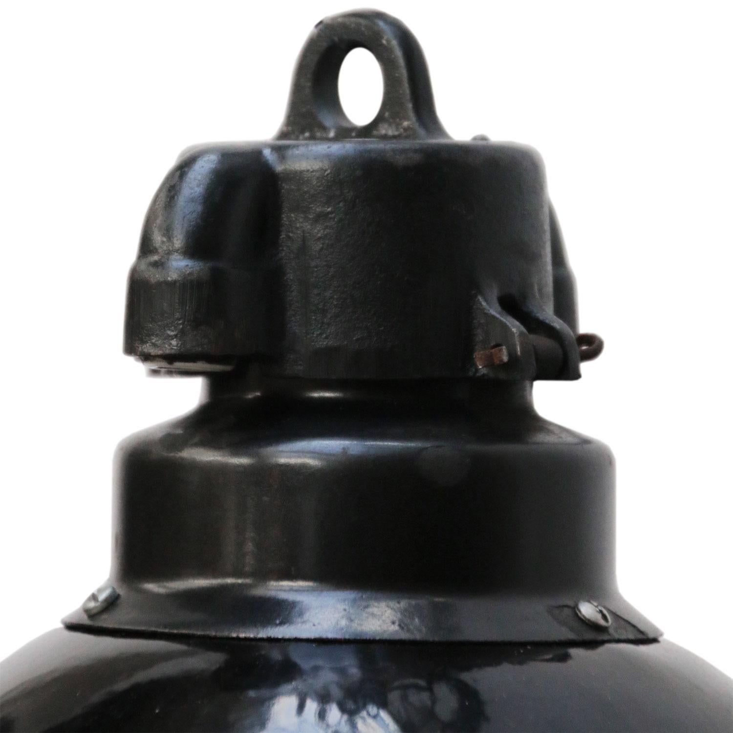 Classique Bauhaus des années 1930. Lampe à suspension industrielle en émail noir.
Dessus en fonte. Intérieur blanc.

Poids : 1,7 kg / 3,7 lb

Le prix est fixé par article individuel. Toutes les lampes ont été rendues conformes aux normes