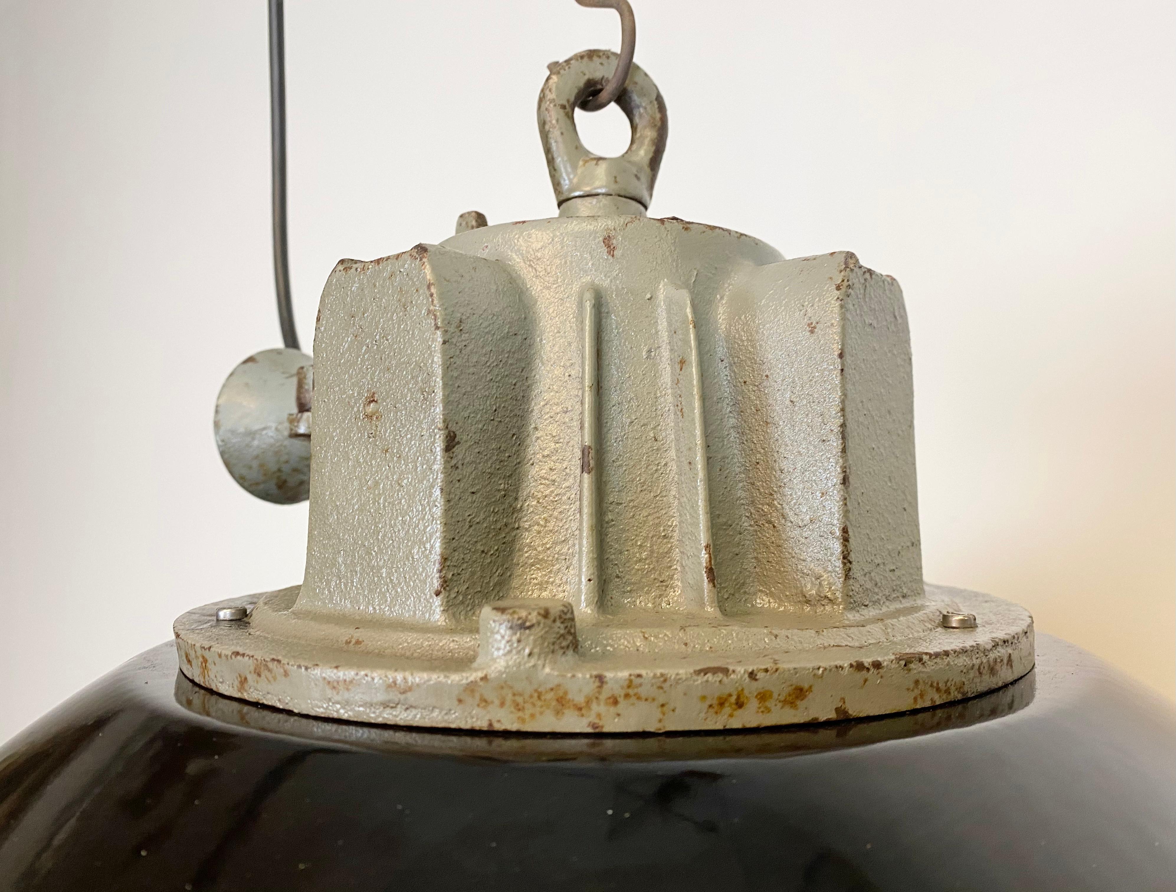Schwarze industrielle Käfig-Hängelampe aus Emaille und Gusseisen, 1950er Jahre im Zustand „Relativ gut“ im Angebot in Kojetice, CZ