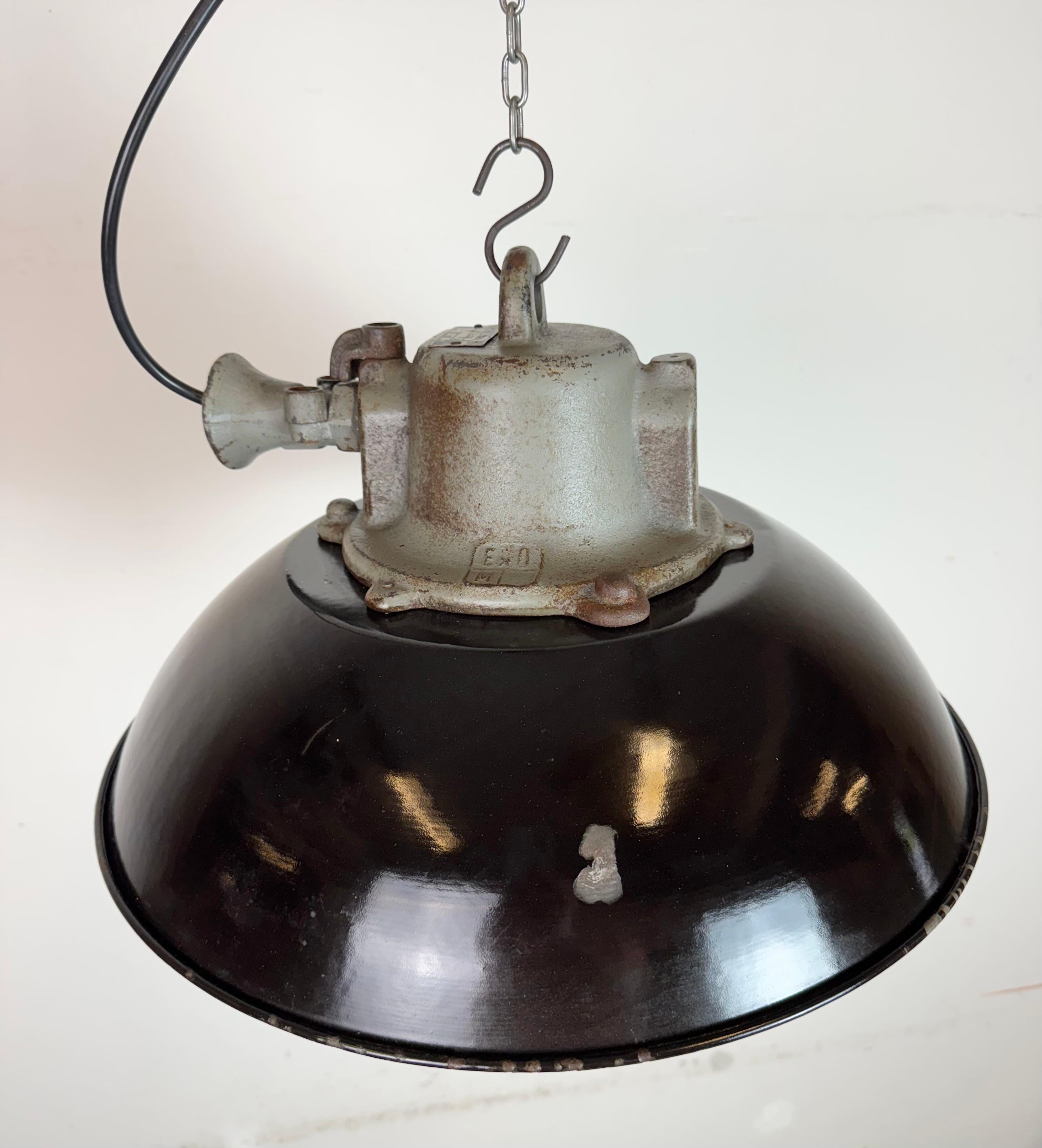 Lámpara colgante de jaula industrial de hierro fundido y esmalte negro, años 1960 en venta 2