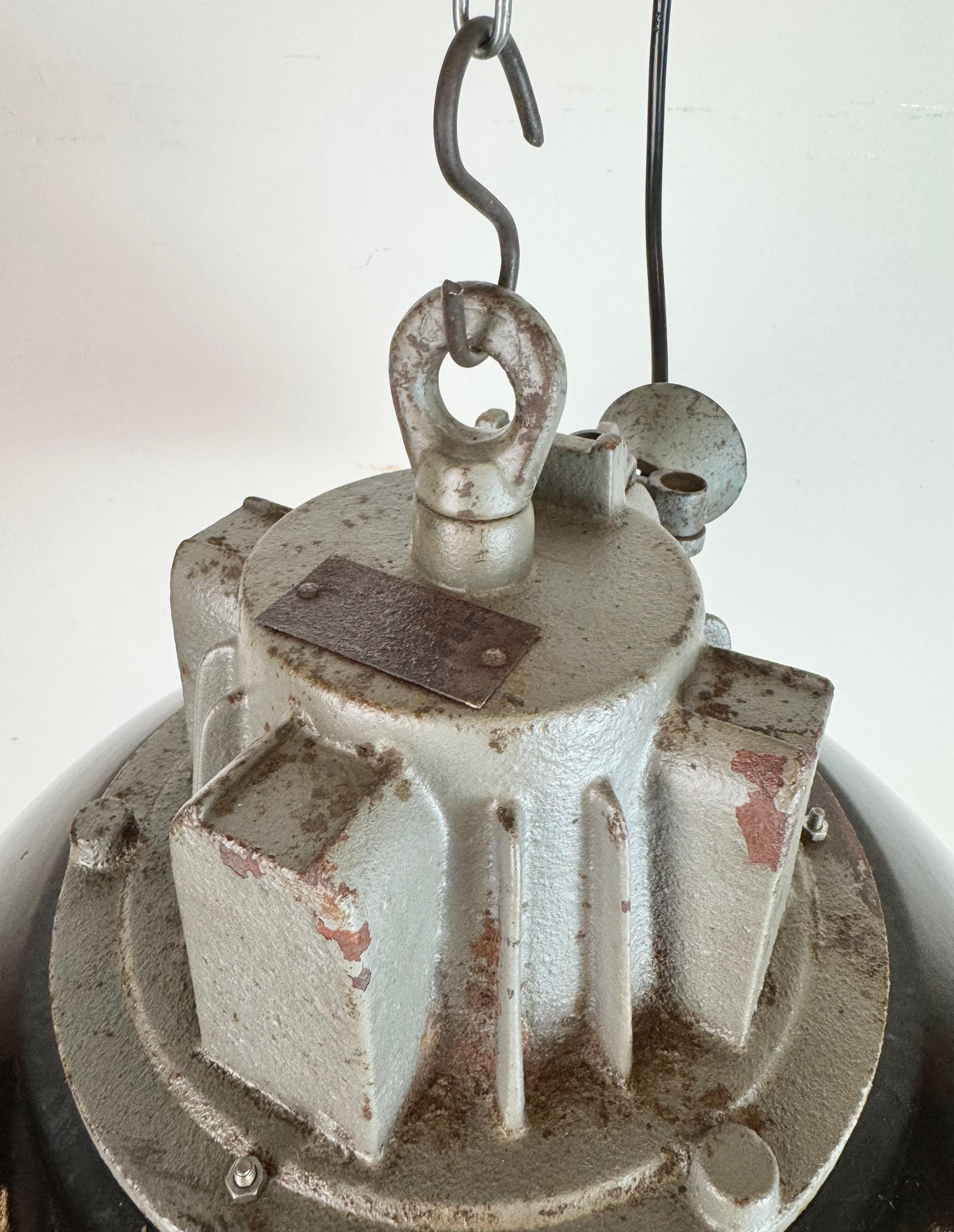 Lampada a sospensione industriale a gabbia in ghisa e smalto nero, anni '1960 in vendita 2