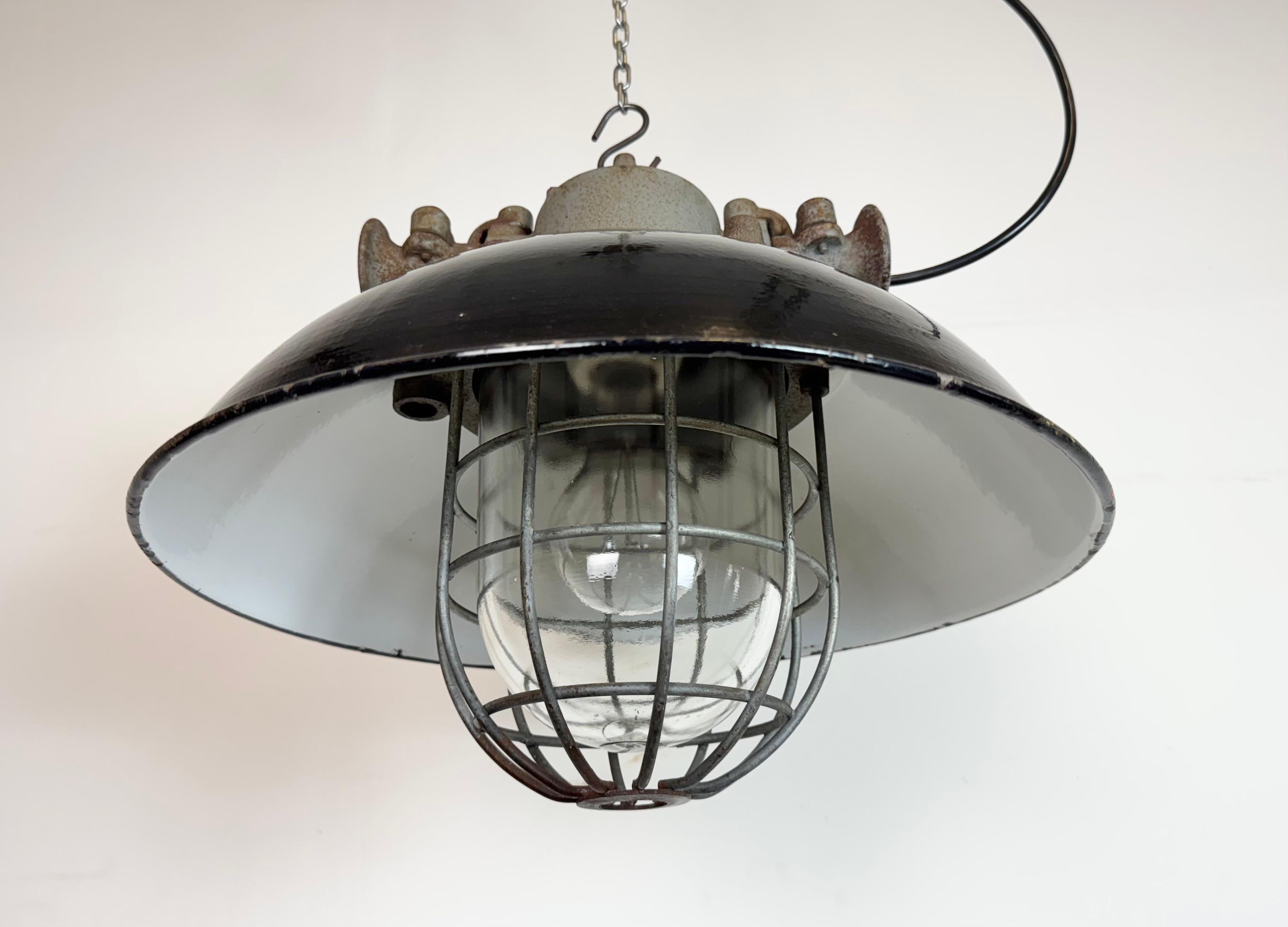 Lámpara colgante de jaula industrial de hierro fundido y esmalte negro, años 1960 en venta 2