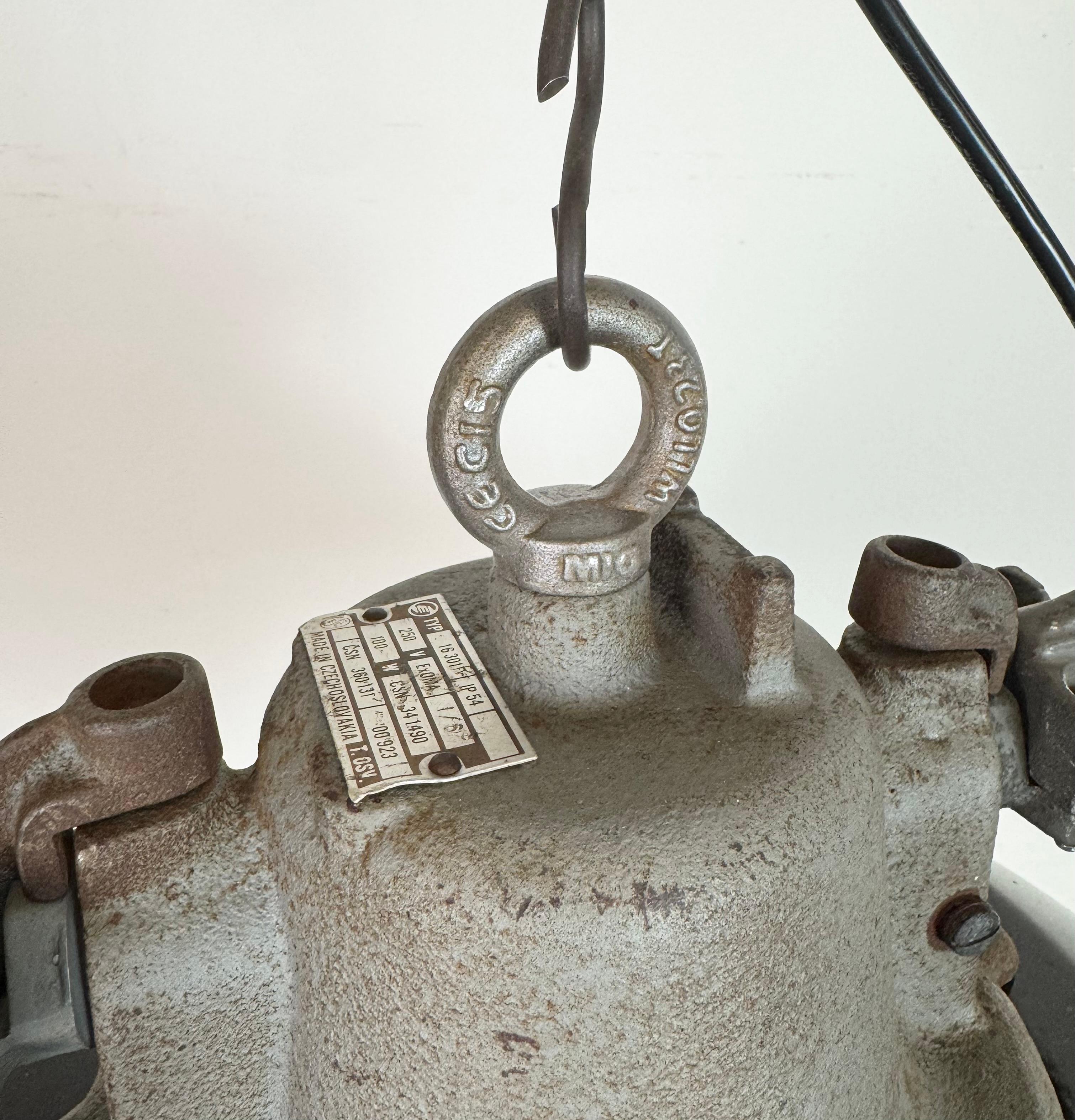 Lámpara colgante de jaula industrial de hierro fundido y esmalte negro, años 1960 en venta 2