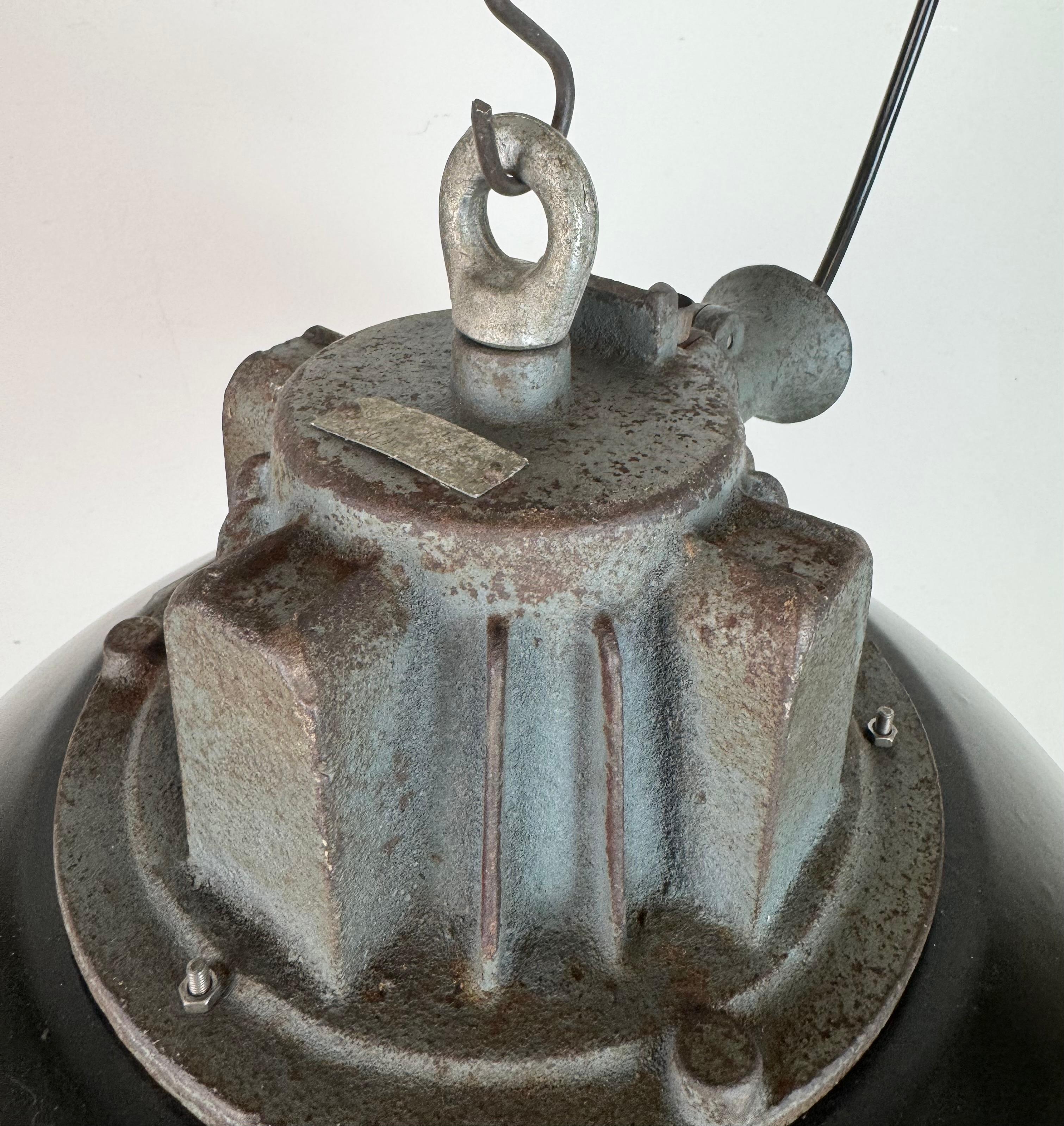 Lampada a sospensione industriale a gabbia in ghisa e smalto nero, anni '1960 in vendita 2