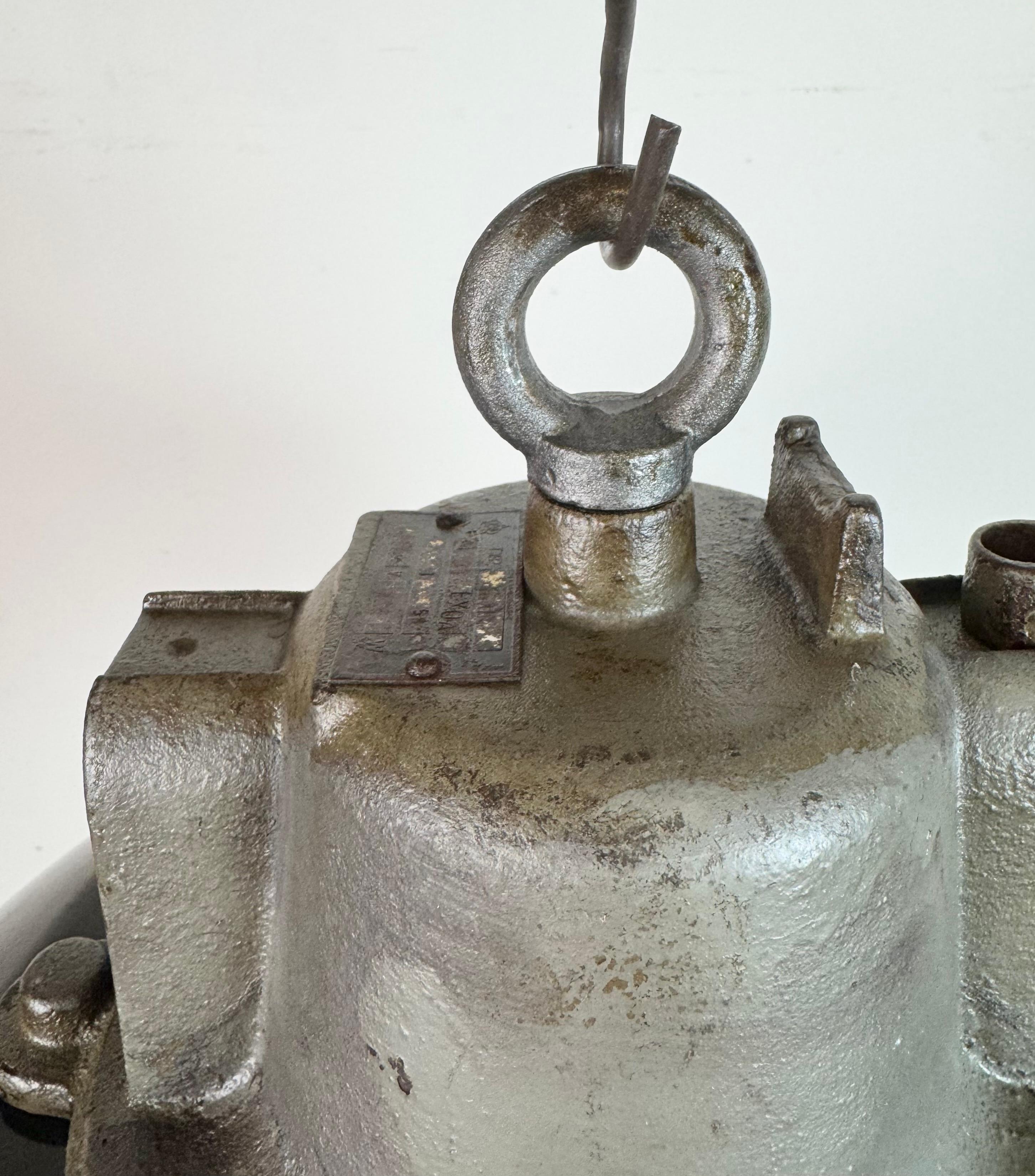 Lampada a sospensione industriale a gabbia in ghisa e smalto nero, anni '1960 in vendita 2