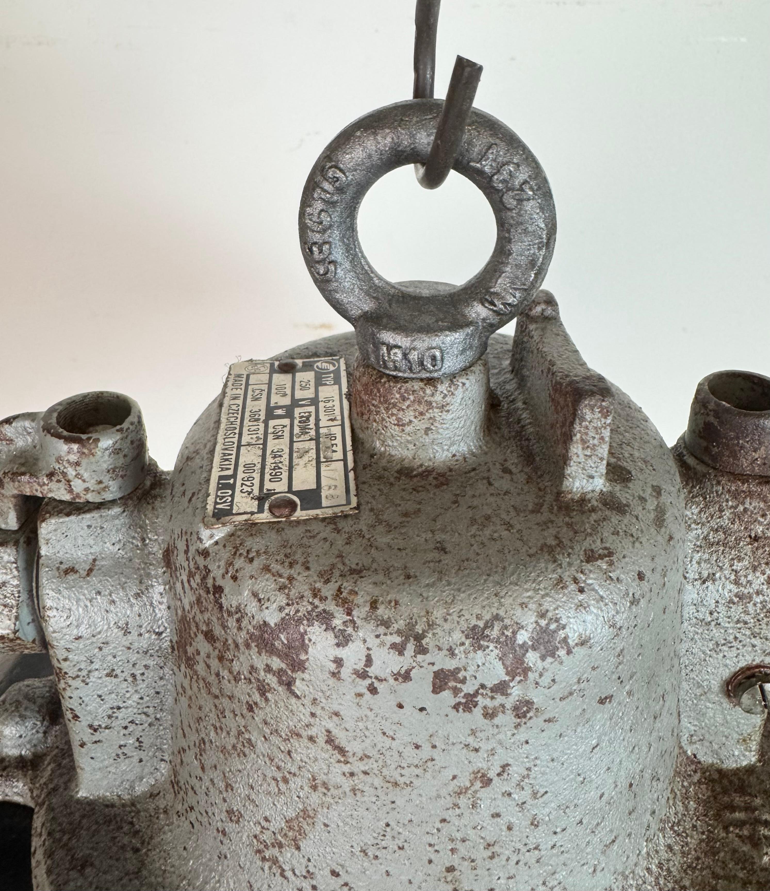 Lámpara colgante de jaula industrial de hierro fundido y esmalte negro, años 1960 en venta 2