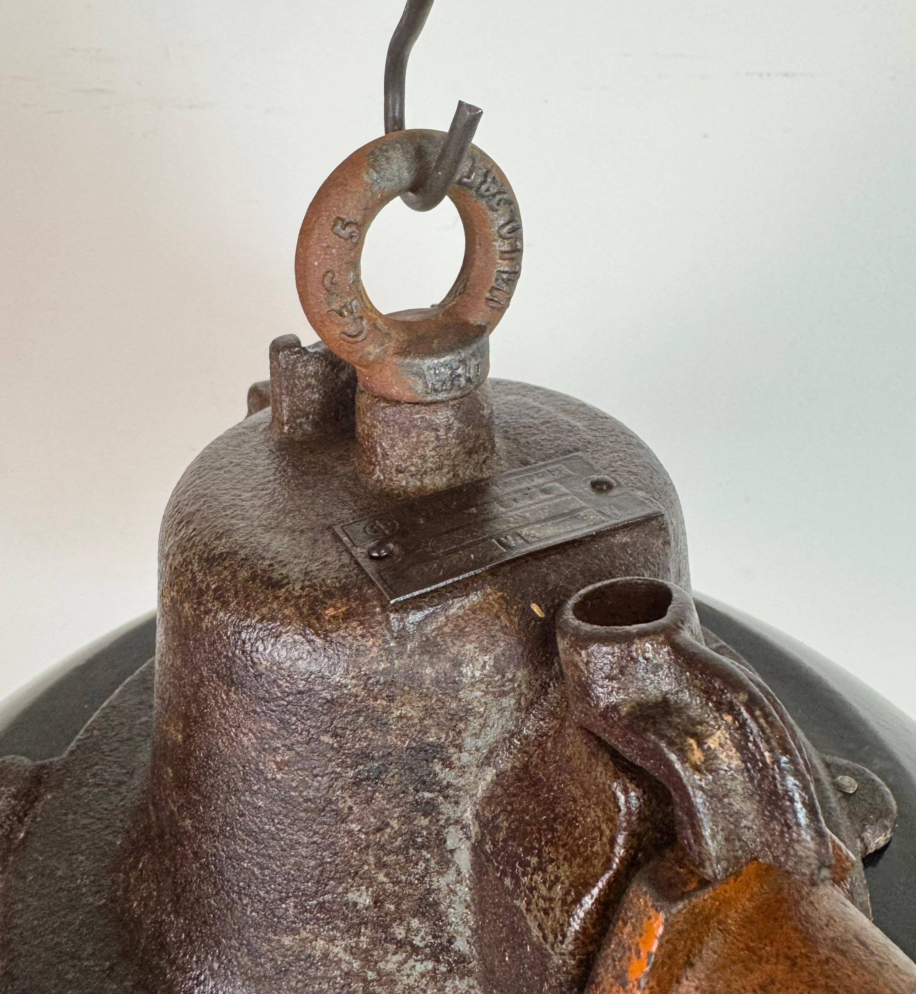 Lampada a sospensione industriale a gabbia in ghisa e smalto nero, anni '1960 in vendita 2