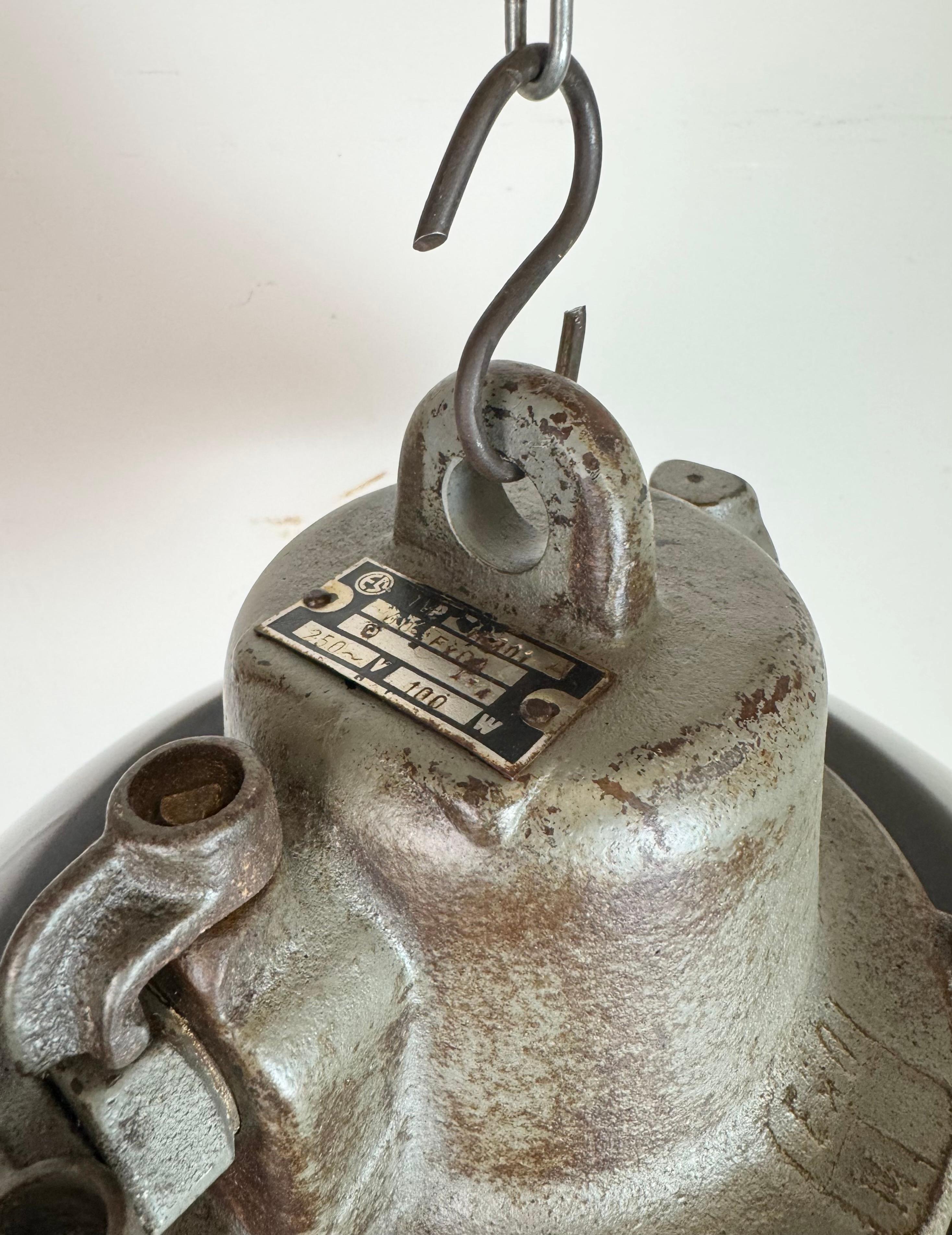 Lámpara colgante de jaula industrial de hierro fundido y esmalte negro, años 1960 en venta 3