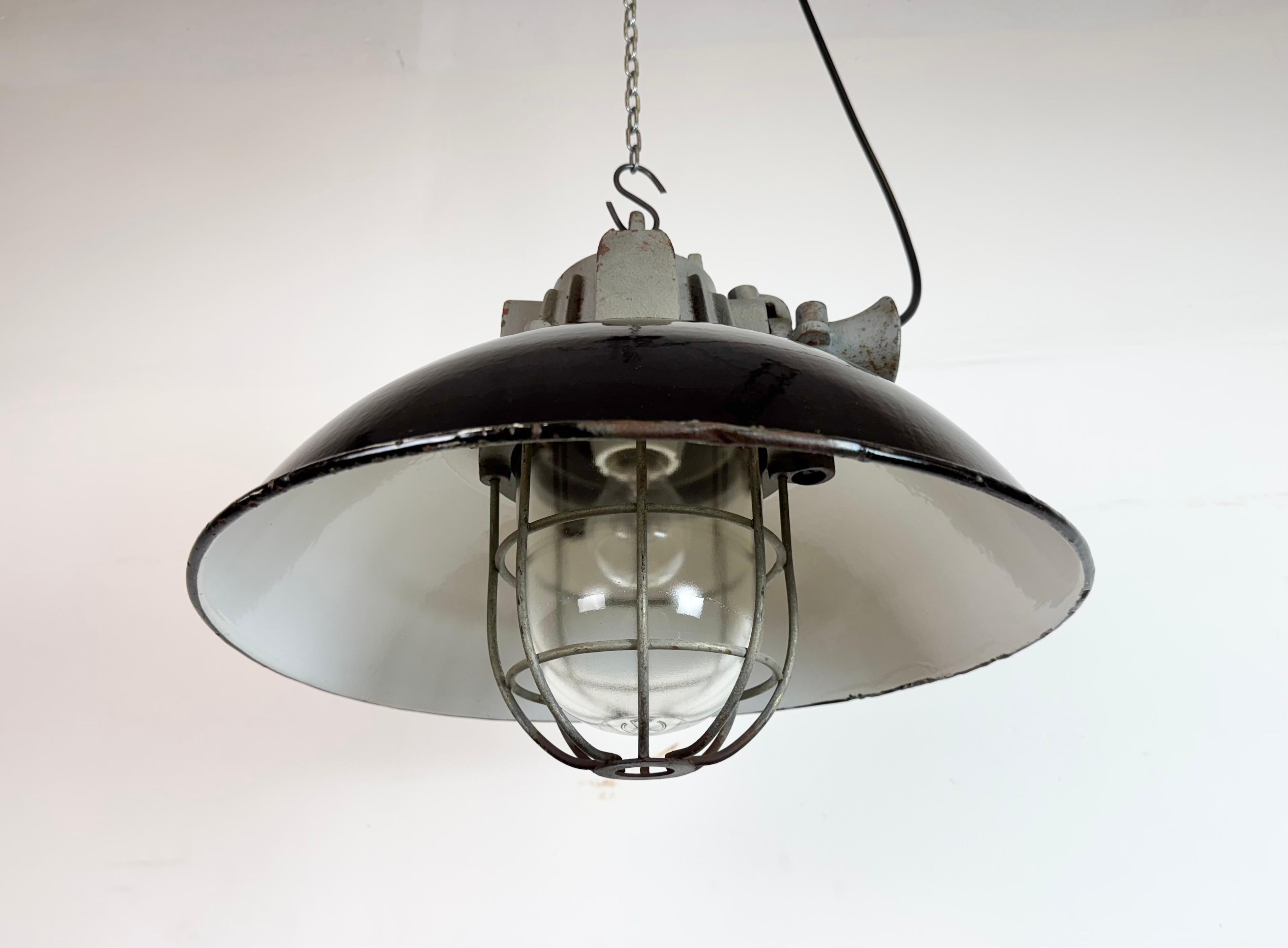 Lampada a sospensione industriale a gabbia in ghisa e smalto nero, anni '1960 in vendita 3
