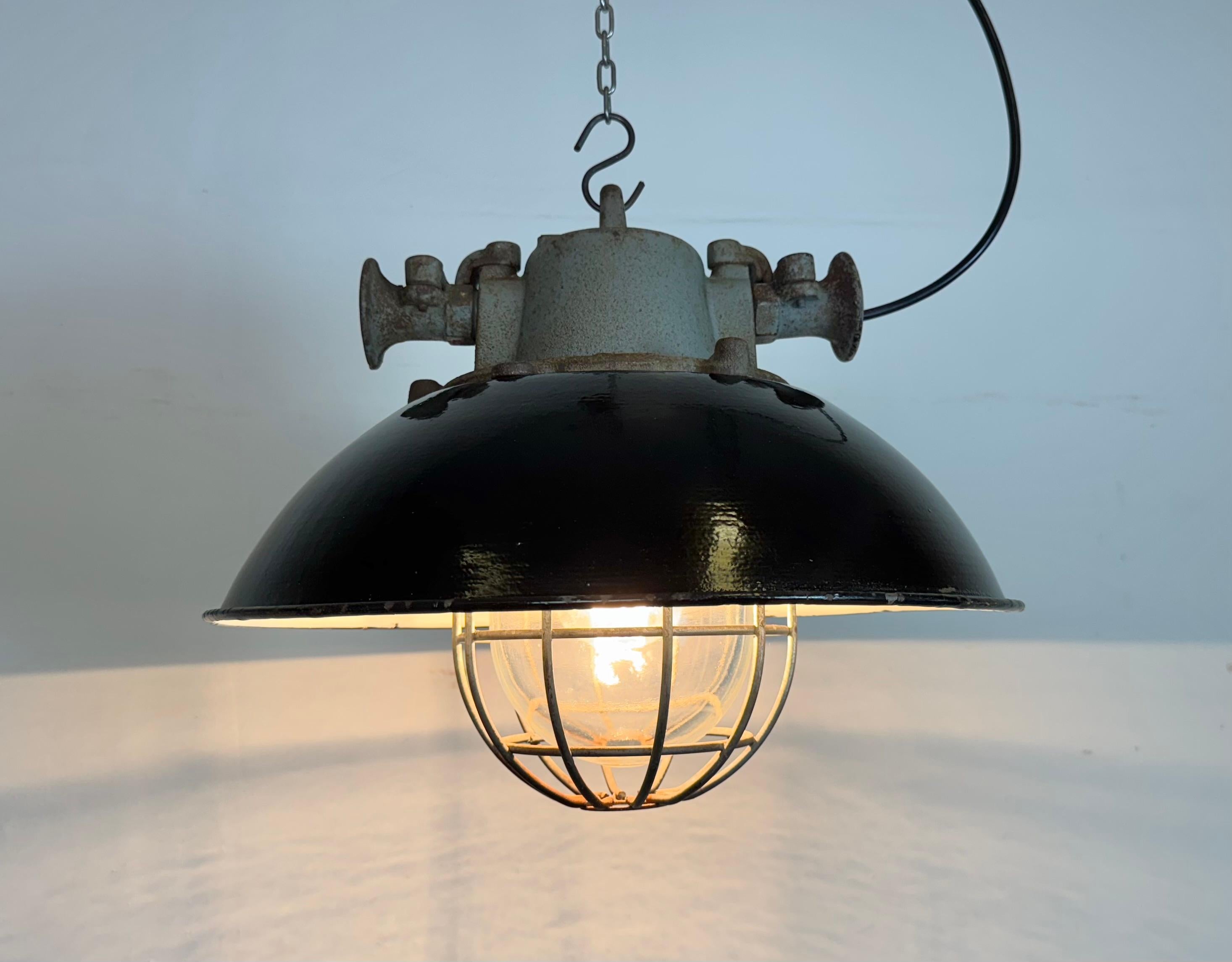 Lámpara colgante de jaula industrial de hierro fundido y esmalte negro, años 1960 en venta 3